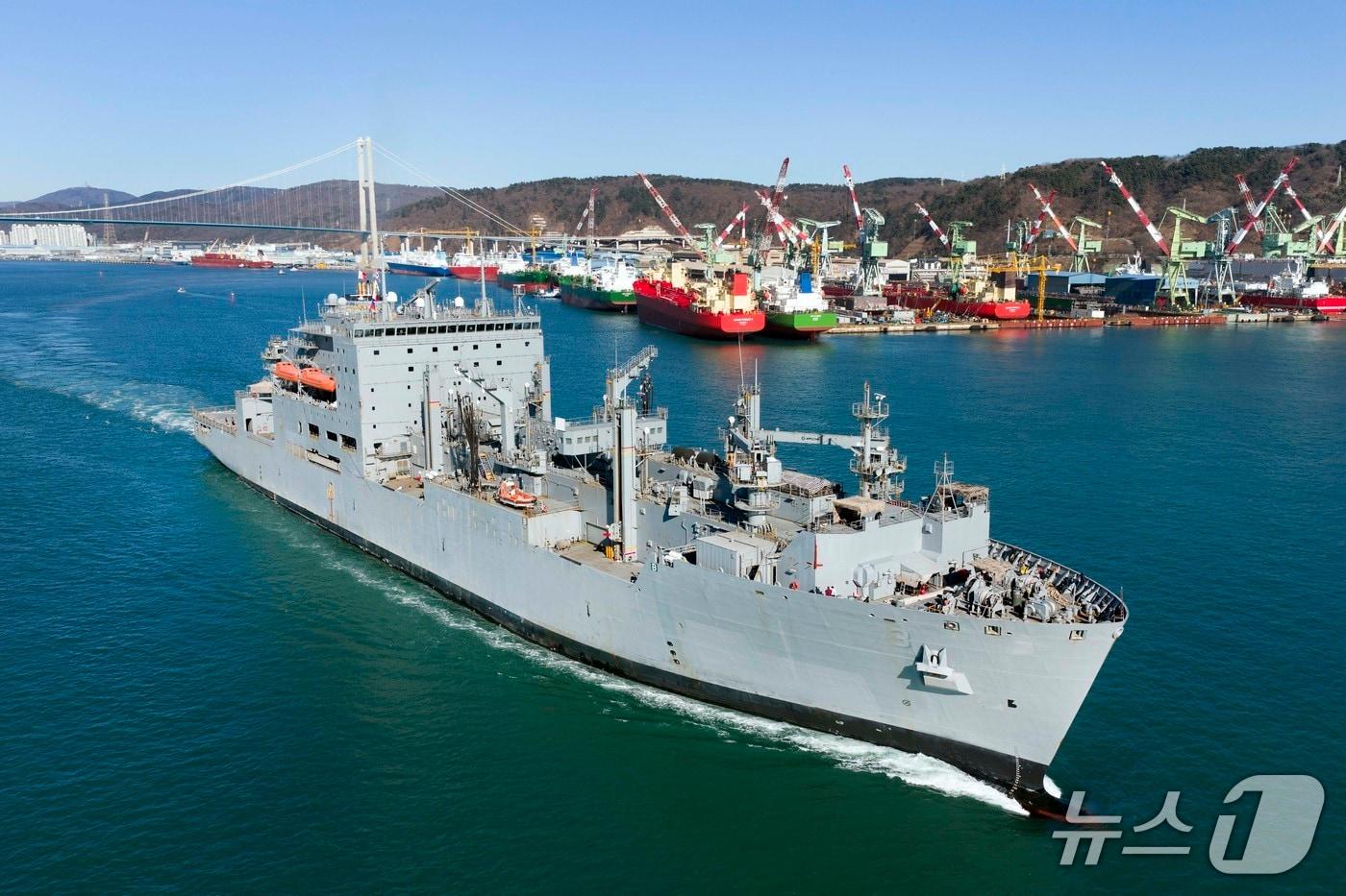 지난 6일 울산 HD현대중공업 중형선사업부 인근 부두에서 미 해군 소속 'USNS 앨런 셰퍼드'함이 정기 정비를 마치고 출항하는 모습(HD현대 제공)