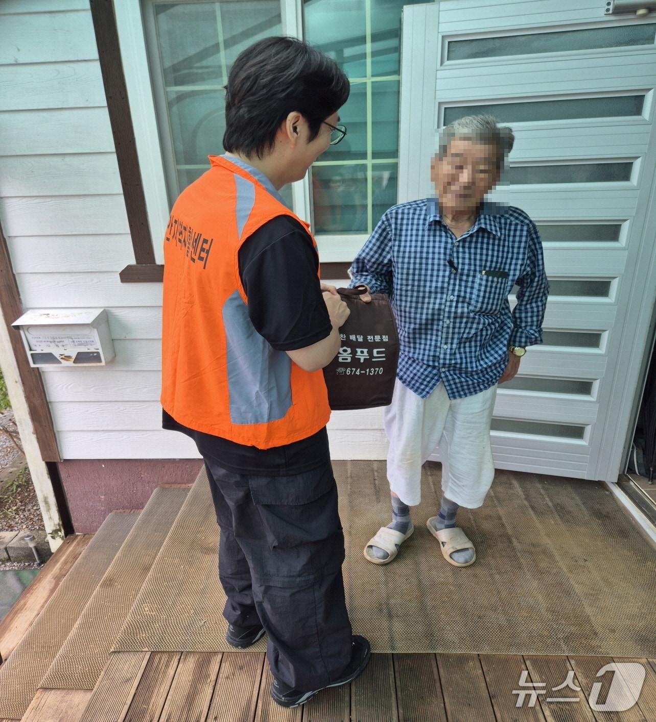 본문 이미지 - 지난 5일 저소득 보훈가족 어르신께 밑반찬을 전달하는 모습(태안군 제공. 재판매 및 DB금지)2026.1.7/뉴스1