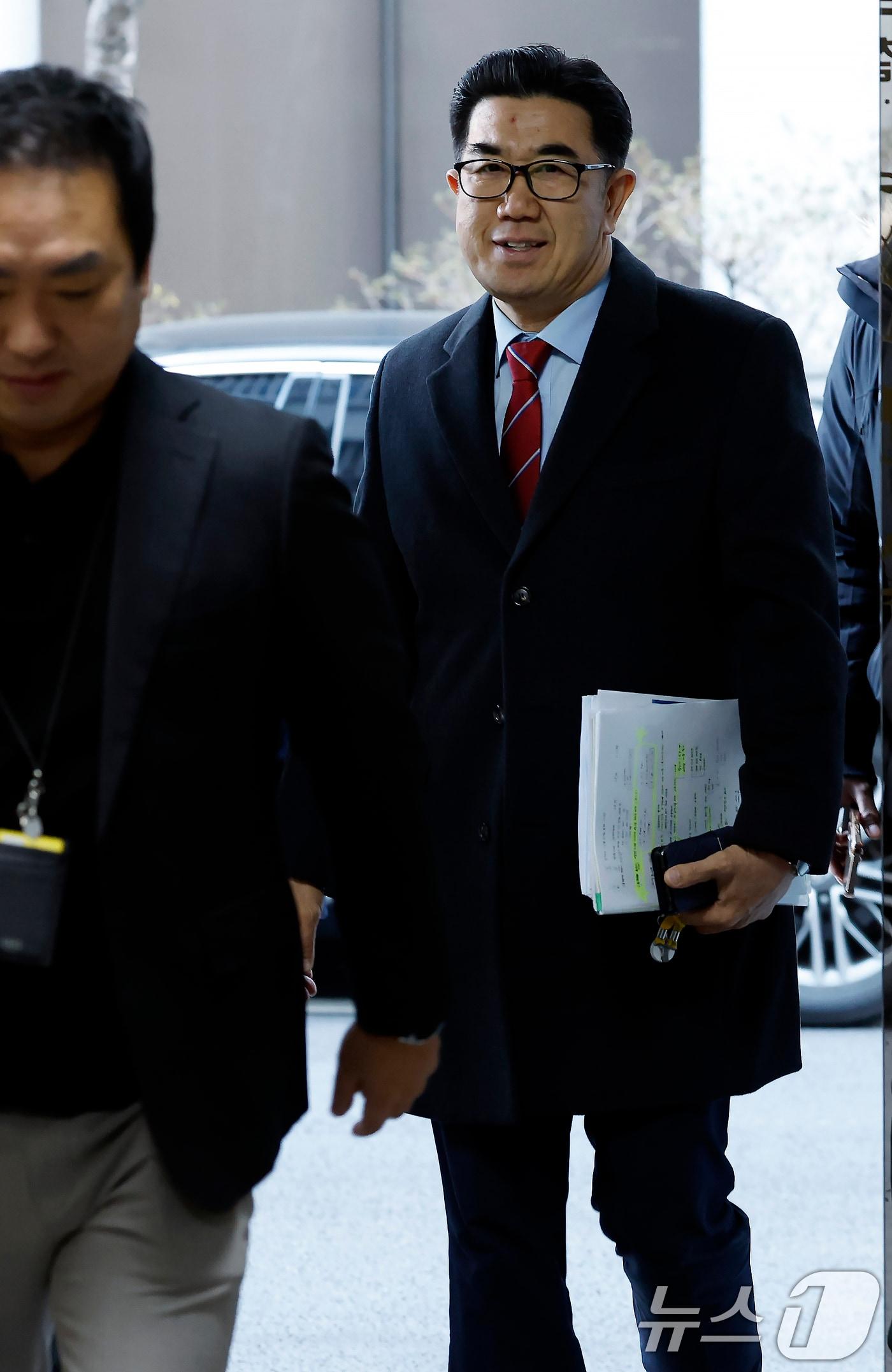 본문 이미지 - 통일교 금품 수수 의혹을 받는 김규환 전 미래통합당 의원의 대리인인 장승호 씨가 7일 오후 서울 서대문구 경찰청으로 포렌식 조사 참관을 위해 도착하고 있다. 2026.1.7/뉴스1 ⓒ News1 박정호 기자