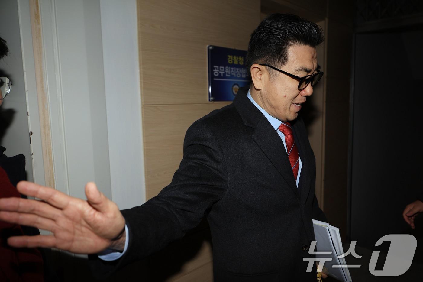 통일교 금품 수수 의혹을 받는 김규환 전 미래통합당 의원의 대리인인 장승호 씨가 7일 오후 서울 서대문구 경찰청으로 포렌식 조사 참관을 위해 도착해 내부로 이동하며 취재진의 질문에 손을 내젓고 있다. 2026.1.7/뉴스1 ⓒ News1 박정호 기자