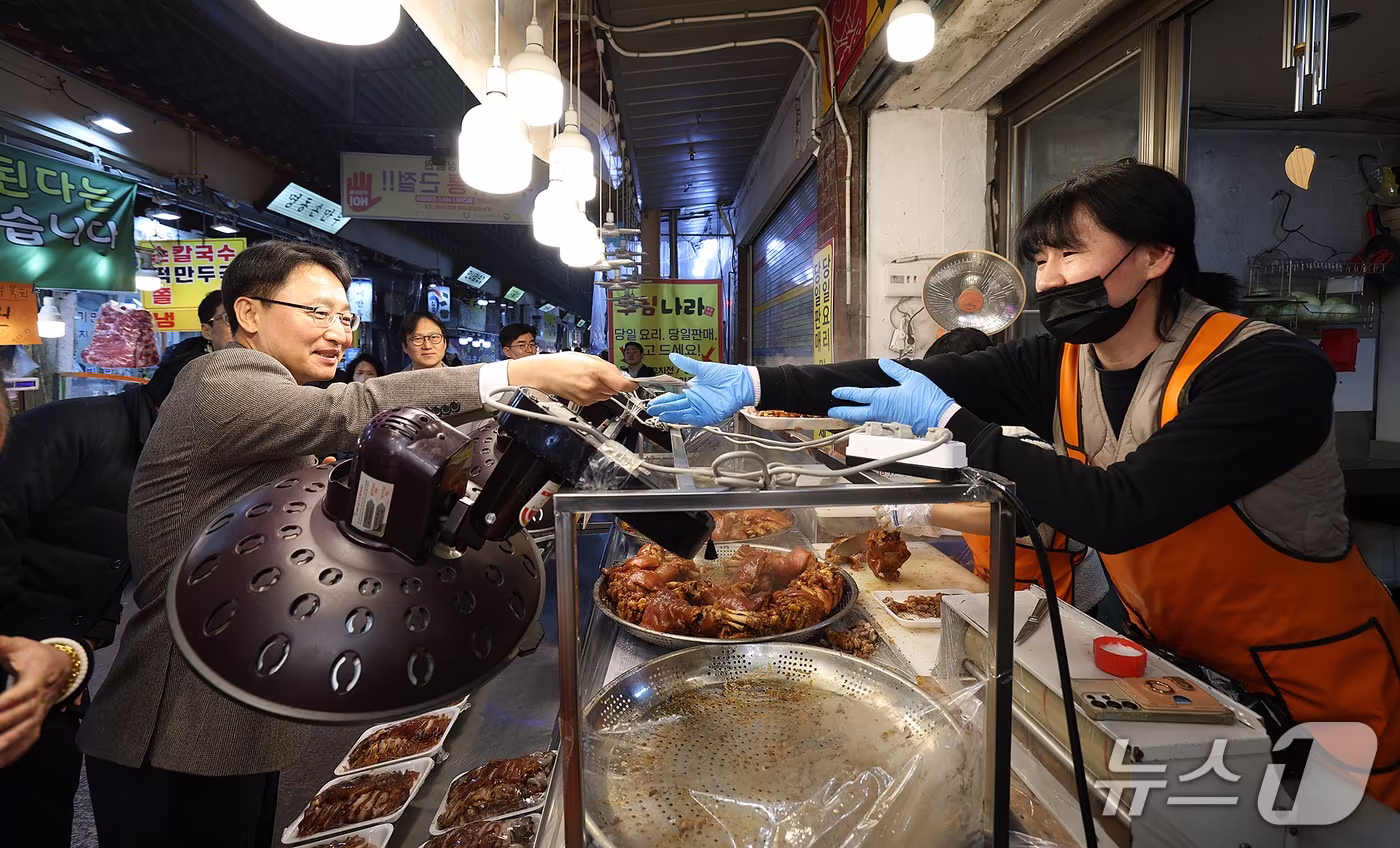 임광현 국세청장이 6일 경기도 수원시 못골시장을 방문해 상인과 대화하고 있다(국세청 제공). 2026.1.7/뉴스1