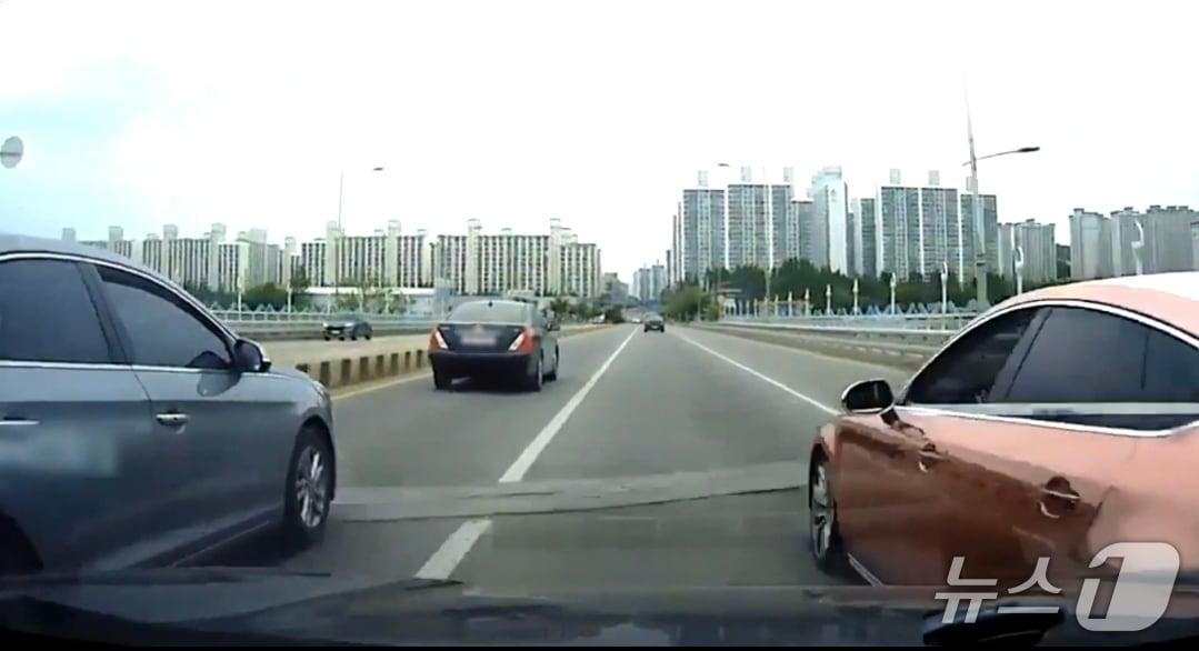 본문 이미지 - 천안의 한 도로에서 보험사기 행각을 벌인 대리기사 일당이 추돌사고를 내고 있는 모습. (충남경찰청 제공, 재판매 및 DB금지) / 뉴스1 