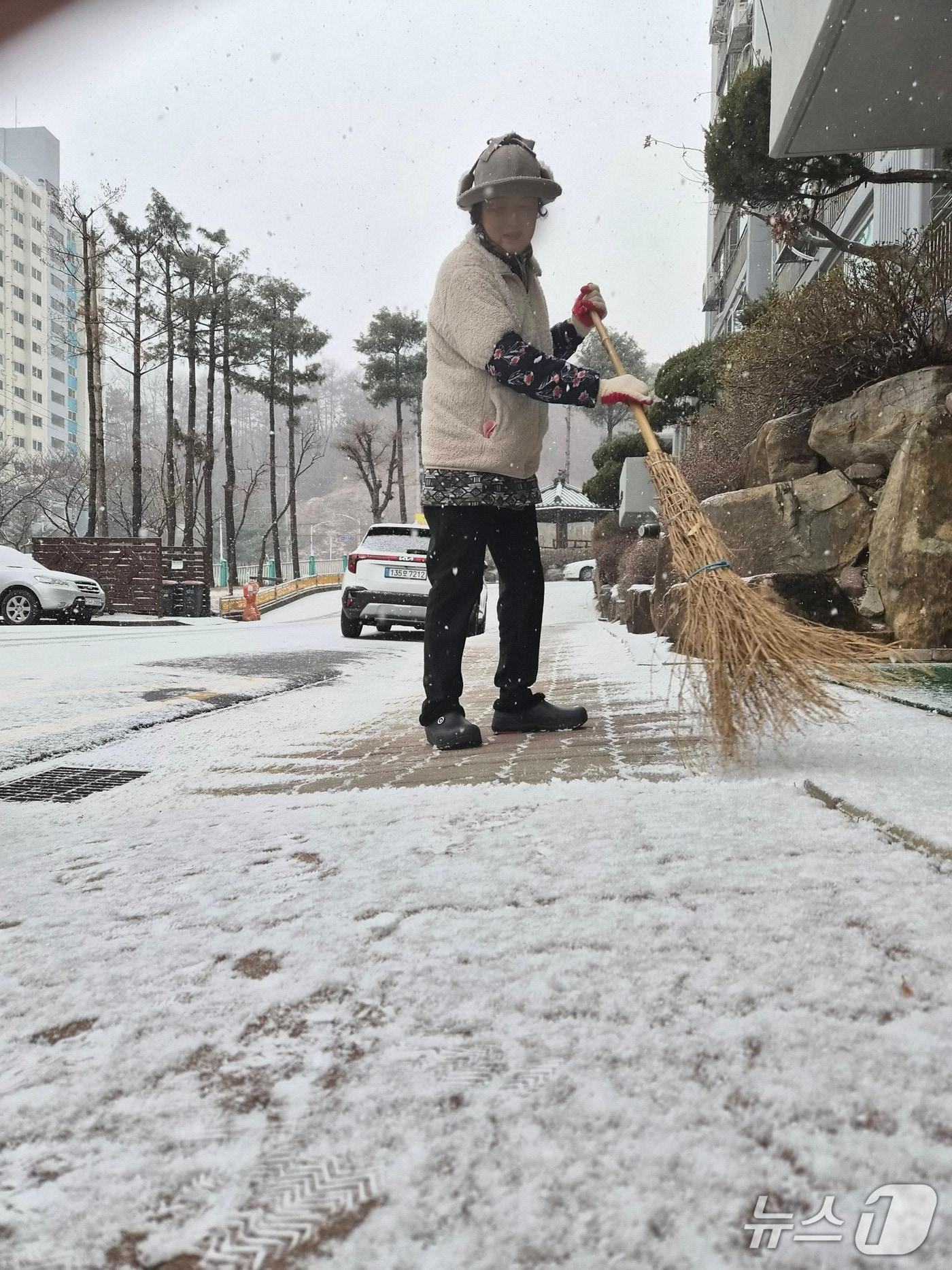 본문 이미지 - 제천의 한 시민이 7일 오전 아파트 단지 내에서 눈을 쓸고 있다.2026.1.7/뉴스1 손도언 기자 