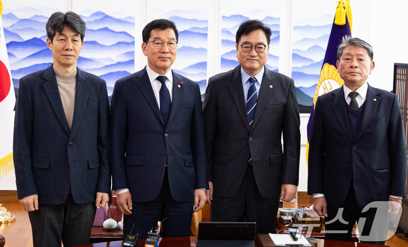 우원식 국회의장과 신정훈 행정안전위원장을 비롯한 참석자들이 7일 서울 여의도 국회에서 열린 국민투표법 개정 간담회에 앞서 기념 촬영을 하고 있다. 왼쪽부터 국회 행정안전위원회 윤건영 더불어민주당 간사, 신 위원장, 우 의장, 정재황 국회 국민 미래 개헌자문위원장. 2026.1.7/뉴스1 ⓒ News1 유승관 기자