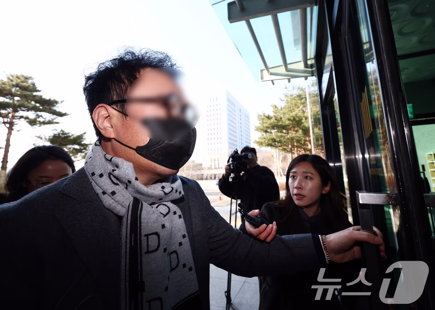 쌍방울 전 이사인 박 모씨가 7일 오전 쌍방울 불법 대북 송금 사건 수사 과정에서 불거진 진술 회유 의혹과 관련한 조사를 받기 위해 서울 서초구 서울고검 인권침해 태스크포스(TF) 사무실로 출석하고 있다. 2026.1.7/뉴스1 ⓒ News1 김민지 기자