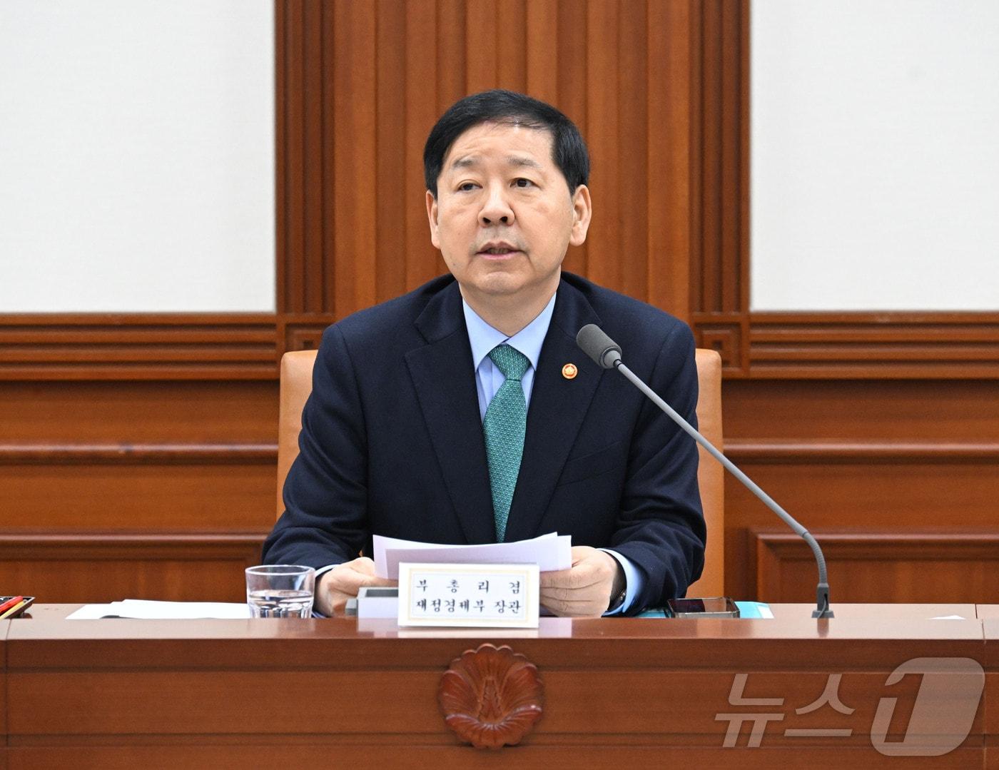 본문 이미지 - 구윤철 부총리 겸 재정경제부 장관이 7일 오전 서울 종로구 정부서울청사에서 열린 '민생경제관계장관회의'에서 모두발언을 하고 있다. (재정경제부 제공. 재판매 및 DB 금지) 2026.1.7/뉴스1