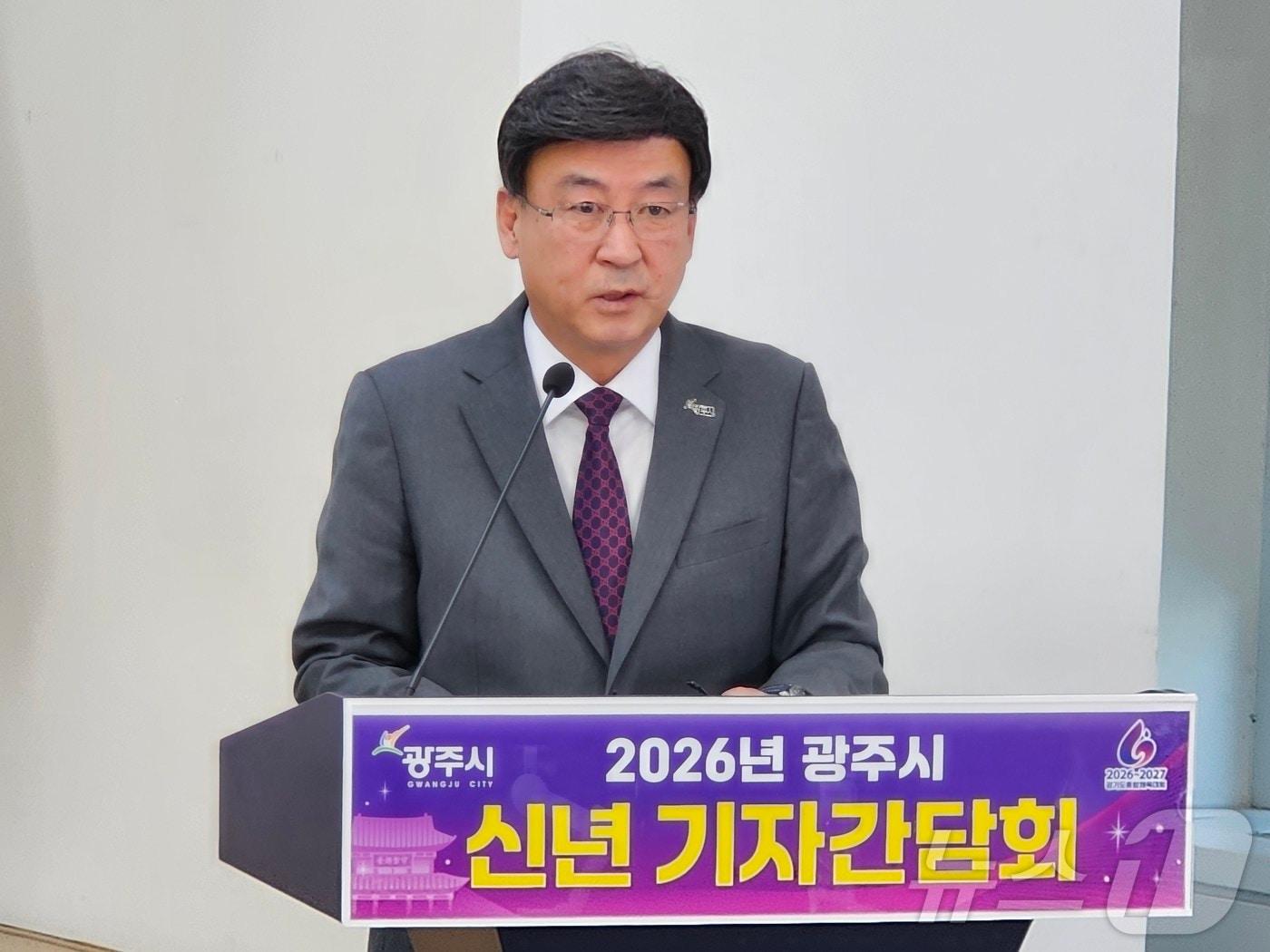 본문 이미지 - 방세환 광주시장이 병오년 새해를 맞아 7일 시청 순암홀에서 가진 신년 기자간담회에서 올해 시정 운영방향을 설명하고 있다. ⓒ News1 김평석 기자