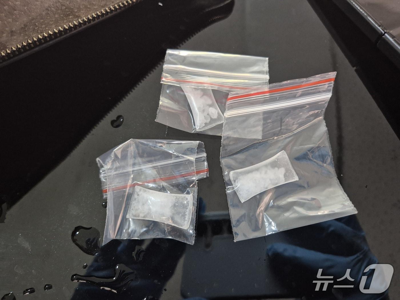 본문 이미지 - 외국인 마약사범이 소지하고 있던 필로폰(대전경찰청 제공) /뉴스1