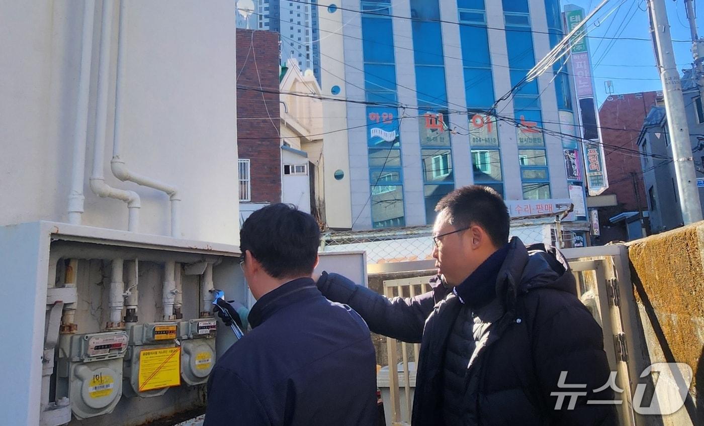 신고를 받고 부산 부산진구 한 아파트를 찾은 정지훈 주무관(왼쪽에서 두번째)이 가스 배관을 점검하고 있다.(부산진구 제공. 재판매 및 DB 금지)