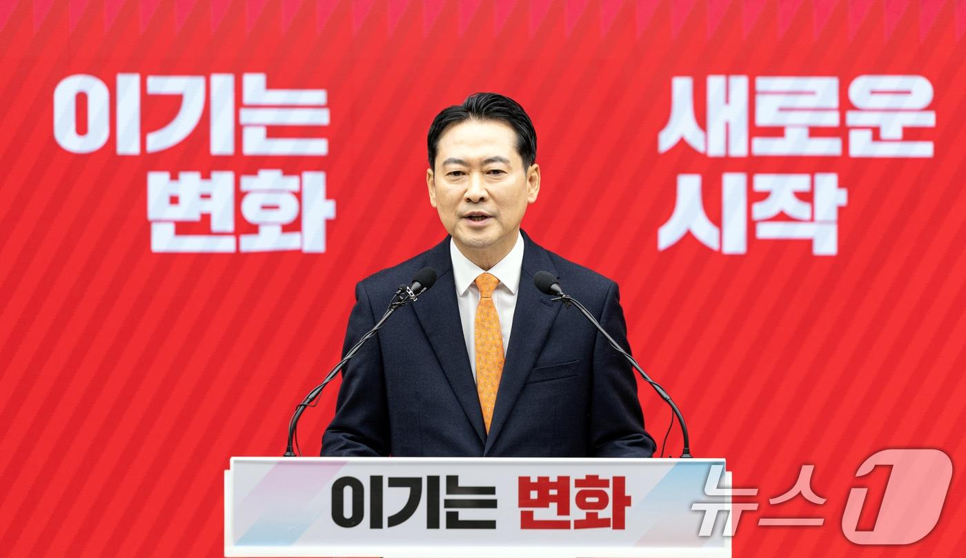 장동혁 국민의힘 대표가 7일 서울 여의도 중앙당사에서 열린 긴급기자회견에서 당 쇄신안 등을 발표하고 있다. 2026.1.7/뉴스1 ⓒ News1 이승배 기자