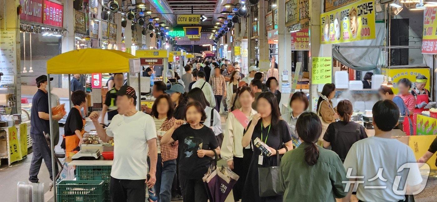 육거리야시장 만원에 방문한 시민들.(청주시 제공. 재판매 및 DB금지)/뉴스1