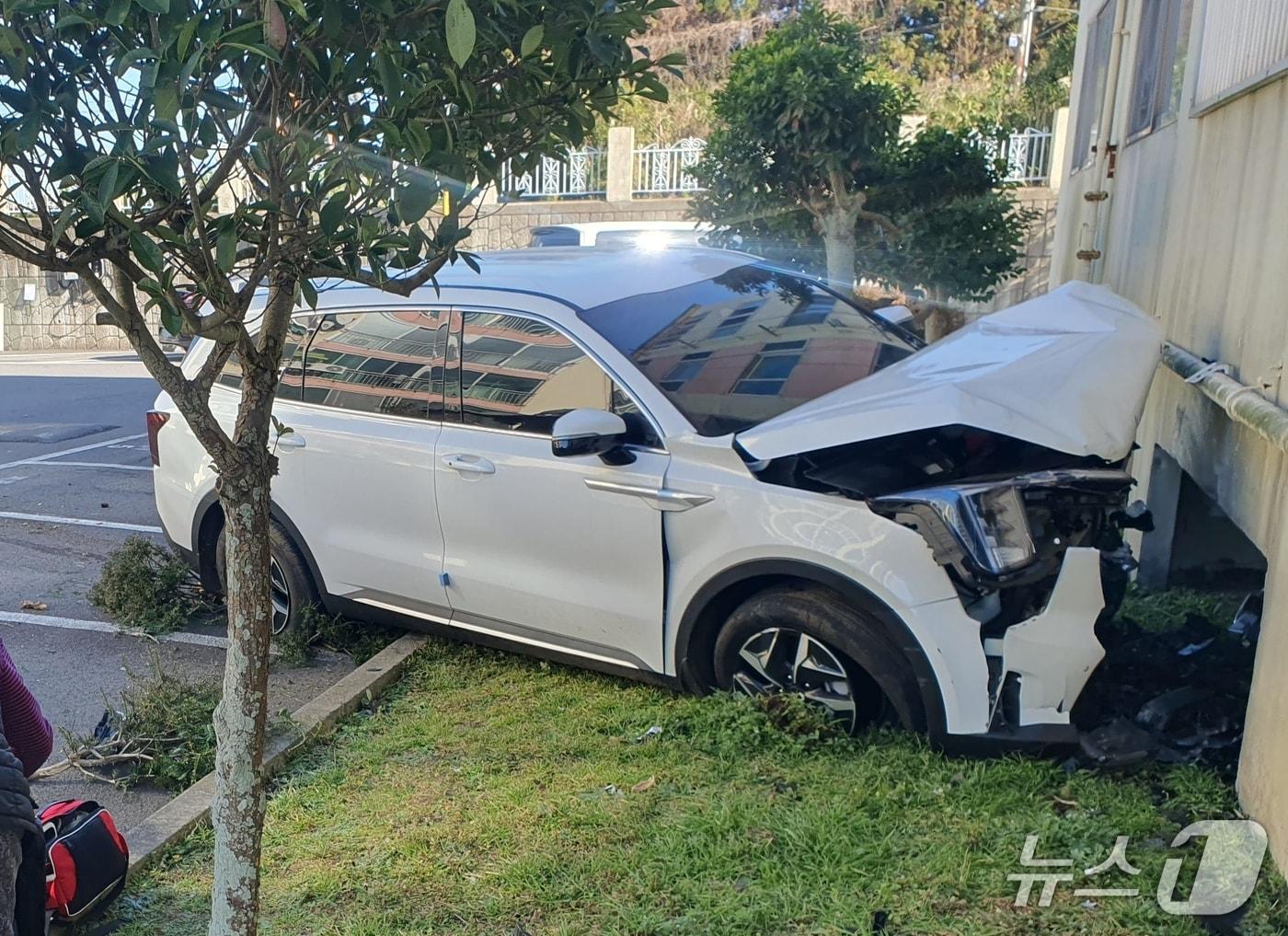 본문 이미지 - 지난 6일 오후 제주시 영평동 아파트 주차장에서 발생한 차량 돌진 사고 현장.(제주도소방안전본부 제공. 재판매 및 DB 금지)