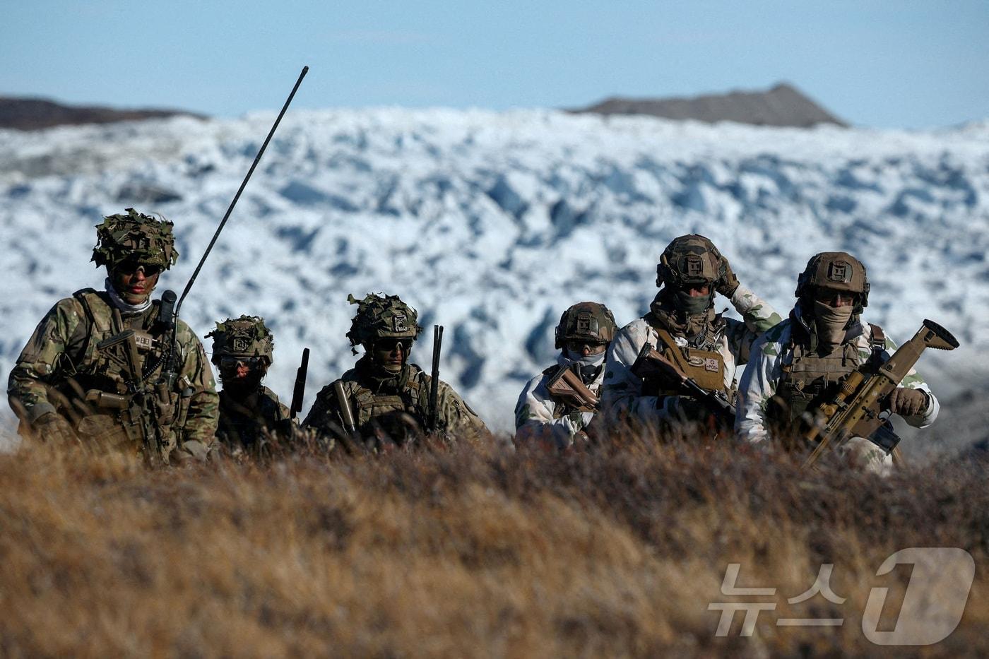 지난 2025년 9월 17일(현지시간) 덴마크령 그린란드 칸게를루수악에서 덴마크, 스웨덴, 노르웨이, 독일, 프랑스 군 병력이 합동 훈련을 실시하고 있다. 2025.09.17 ⓒ 로이터=뉴스1 ⓒ News1 김지완 기자