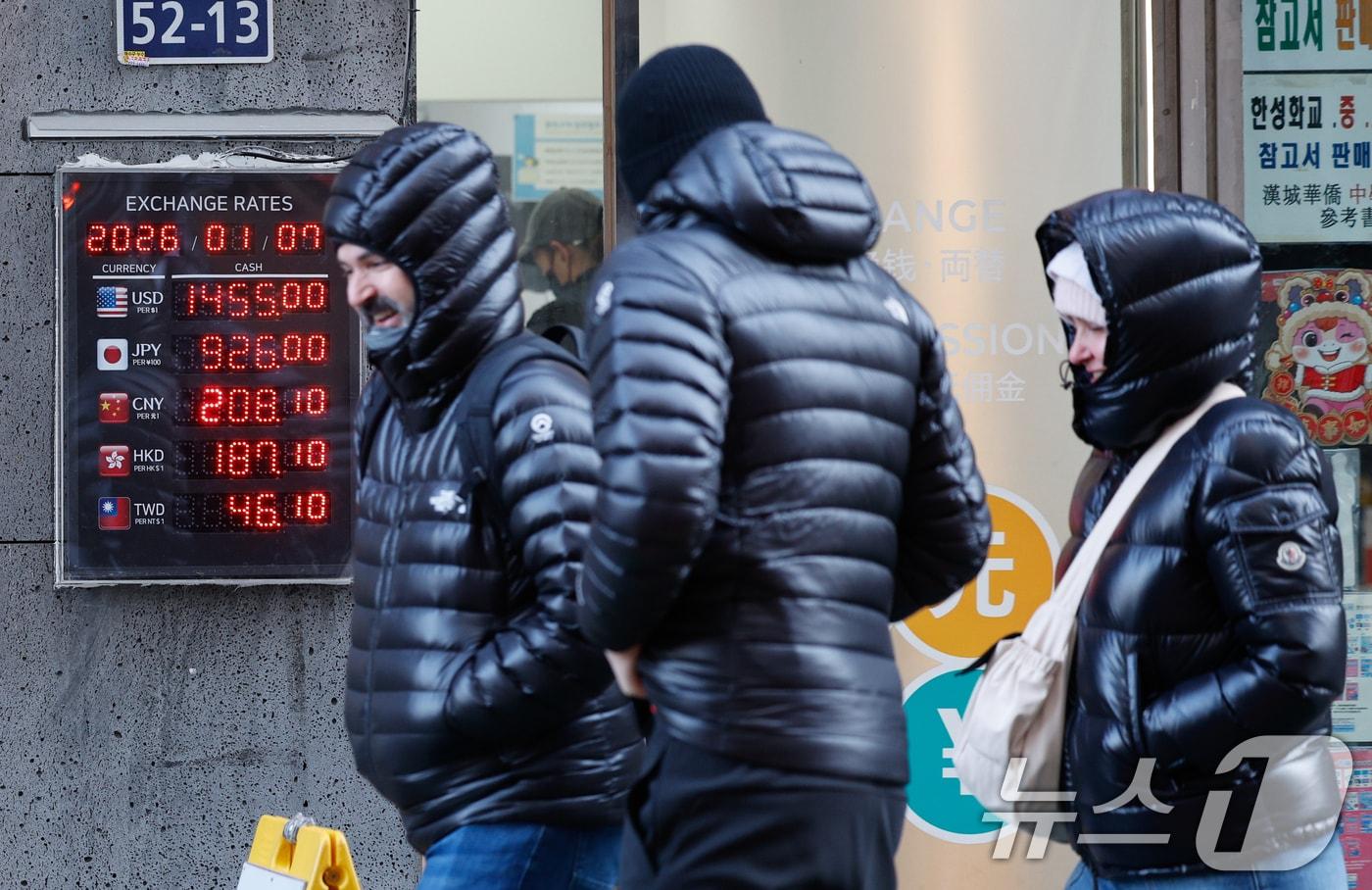 7일 서울 중구 명동의 환전소 앞에서 관광객들이 대화하며 걸어가고 있다. 2026.1.7/뉴스1 ⓒ News1 안은나 기자