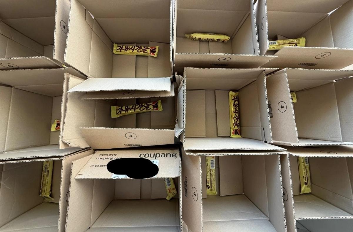 본문 이미지 - 같은 15개 제품을 개별 포장 배송한 쿠팡.  출처=스레드