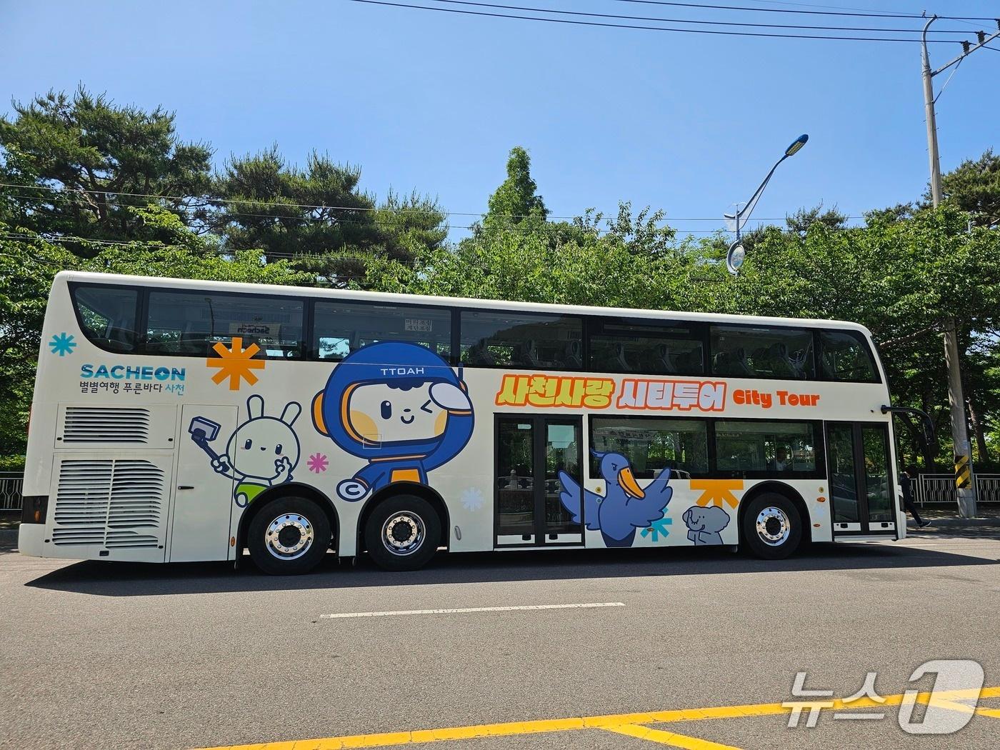 본문 이미지 - '사천사랑 시티투어' 버스(사천시 제공. 재판매 및 DB금지).