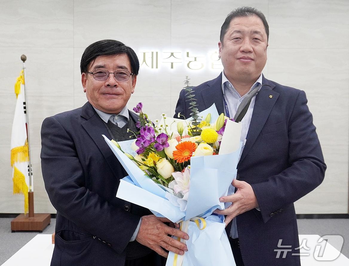 본문 이미지 - 김승만 신임 제주농협채소조합공동사업법인 대표이사(오른쪽).(제주농협채소조합공동사업법인 제공, 재판매 및 DB 금지)