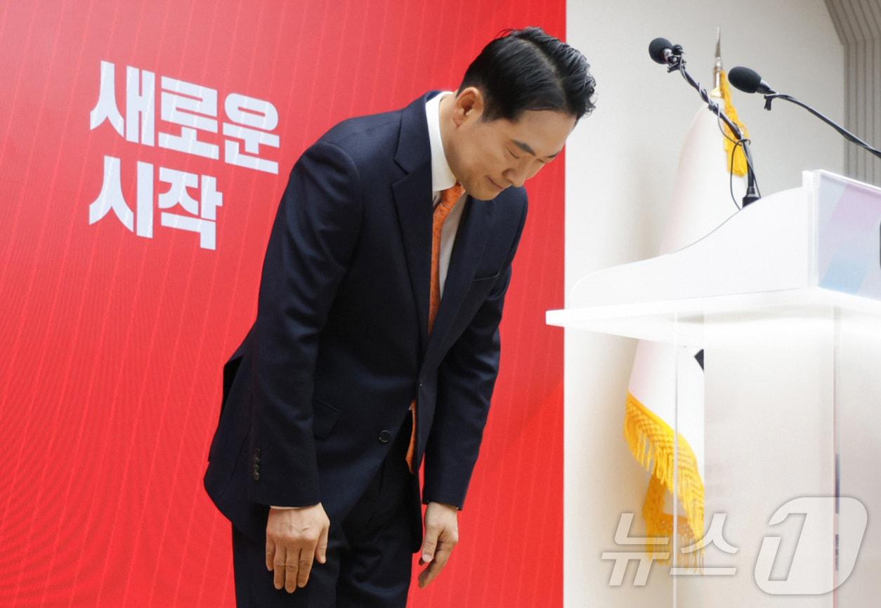 본문 이미지 - 장동혁 국민의힘 대표가 7일 오전 서울 여의도 중앙당사에서 당 쇄신안을 발표와 12.3 비상계엄에 대한 사과를 마친 뒤 인사하고 있다. (공동취재) 2026.1.7/뉴스1 ⓒ News1 이승배 기자