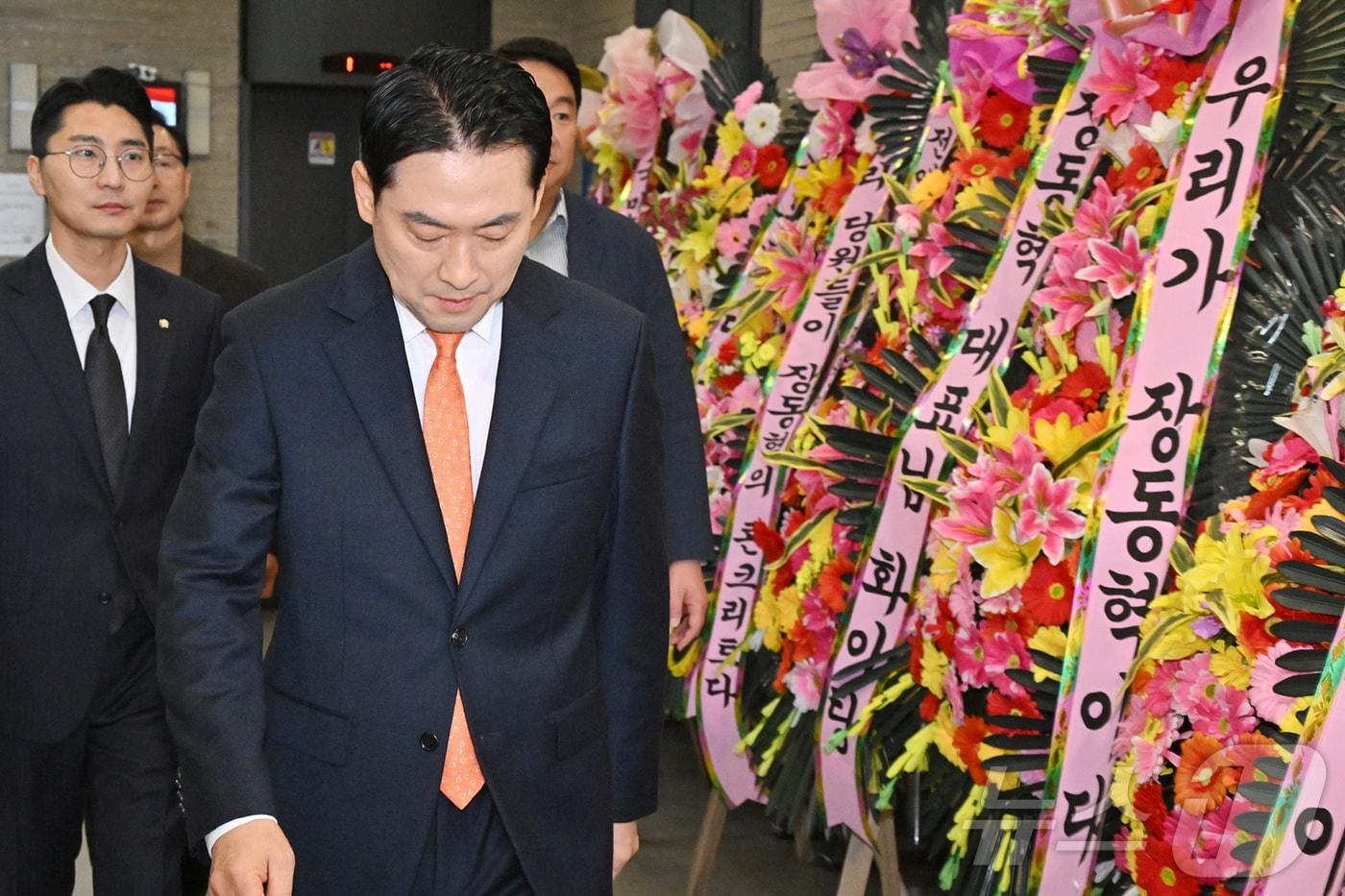 장동혁 국민의힘 대표가 7일 서울 여의도 중앙당사에서 열린 긴급기자회견을 마치고 자리를 떠나고 있다. (공동취재) 2026.1.7/뉴스1 ⓒ News1 이승배 기자