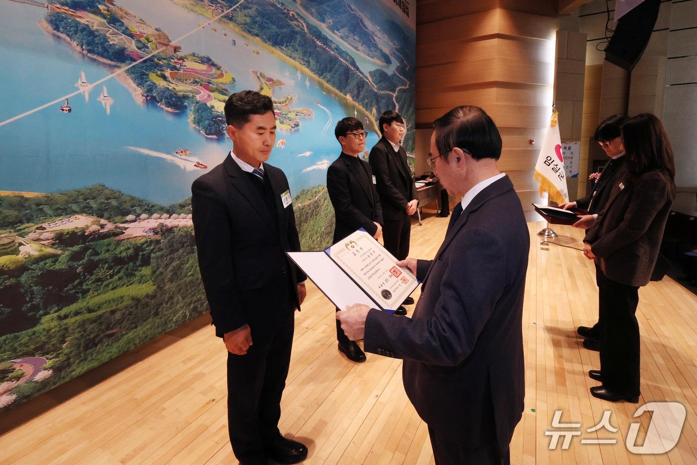 강영구 전북 임실군 관광치즈과장(왼쪽)이 사계절 축제의 성공을 견인한 공로로 대통령 표창을 받고 있다.(임실군제공, 재판매 및 DB금지)2026.1.7/뉴스1