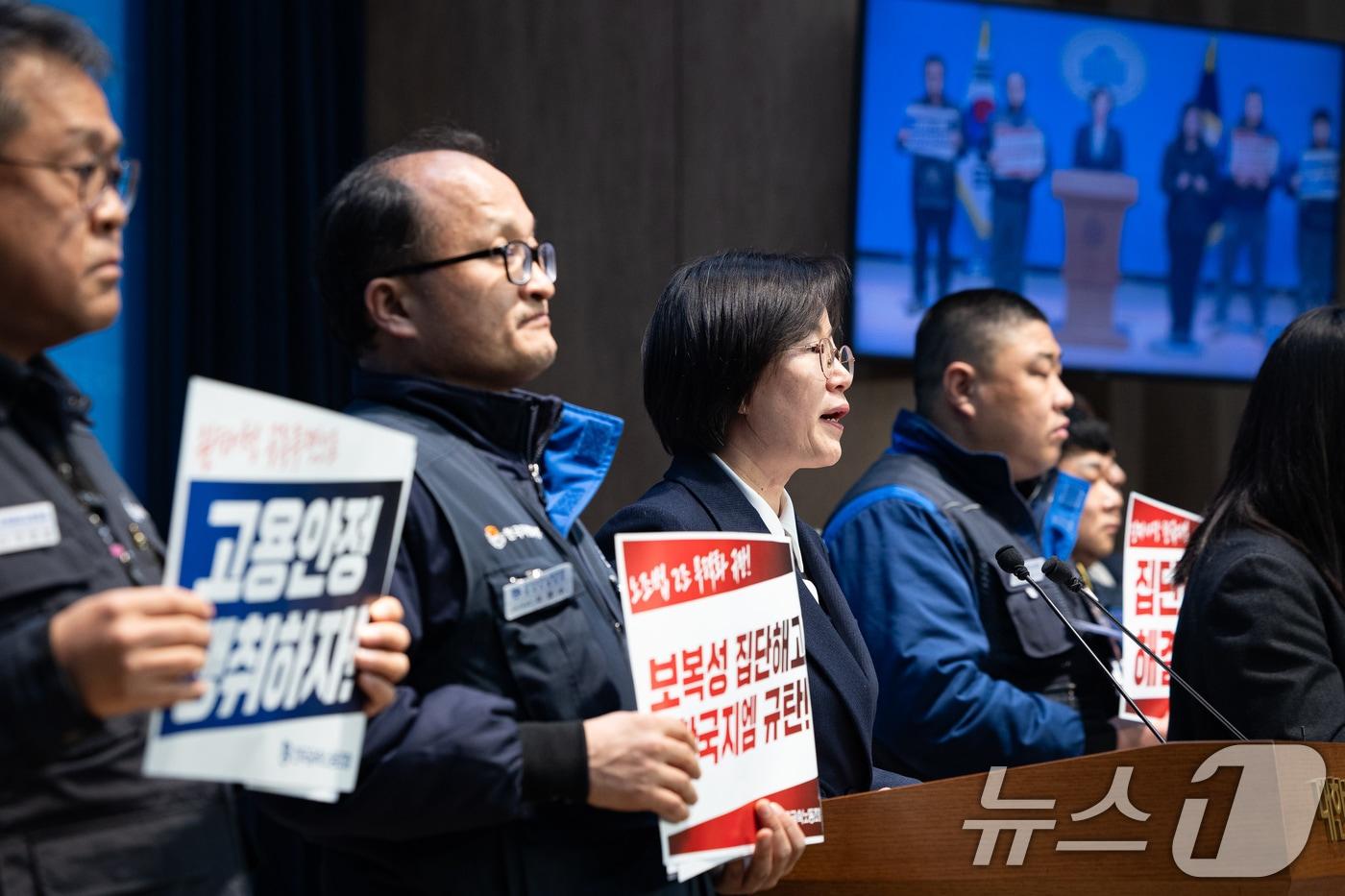 본문 이미지 - 정혜경 진보당 의원이 지난 7일 서울 여의도 국회 소통관에서 한국지엠 부품물류 하청노동자 120명 집단해고 사태 규탄 기자회견을 하고 있다./뉴스1 ⓒ News1 유승관 기자