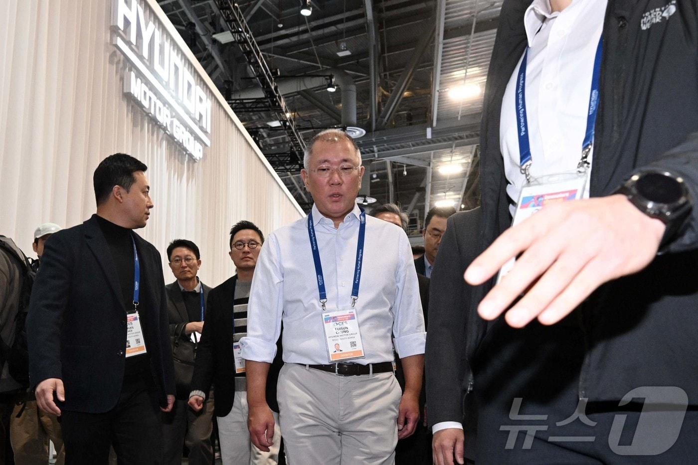 본문 이미지 - 정의선 현대차그룹 회장이 세계 최대 가전·정보기술(IT) 전시회 'CES 2026'가 개막한 6일(현지시간) 미국 네바다주 라스베이거스 컨벤션센터에 마련된 현대차그룹 부스를 둘러본 후 퀄컴 부스로 향하고 있다. (공동취재) 2026.1.7 ⓒ 뉴스1 황기선 기자