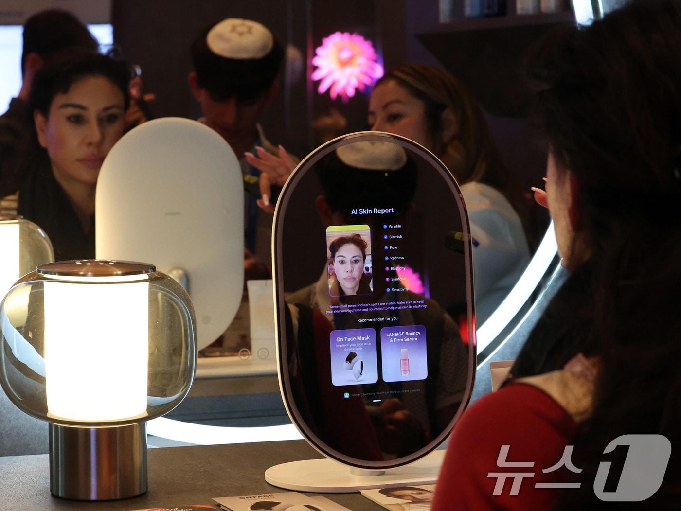 본문 이미지 - 세계 최대 IT(정보기술)·가전 전시회 'CES 2026' 개막일인 6일(현지시간) 미국 네바다주 라스베이거스 윈호텔에 마련된 삼성전자 단독 전시장에서 관람객들이 아모레퍼시픽과 함께 제작한 '스킨사이트'를 체험하고 있다. 이제품은 피부 노화 원인을 실시간으로 분석하고 개인 맞춤 솔루션을 제시하는 것이 특징이다. 2026.1.7/뉴스1 ⓒ News1 황기선 기자