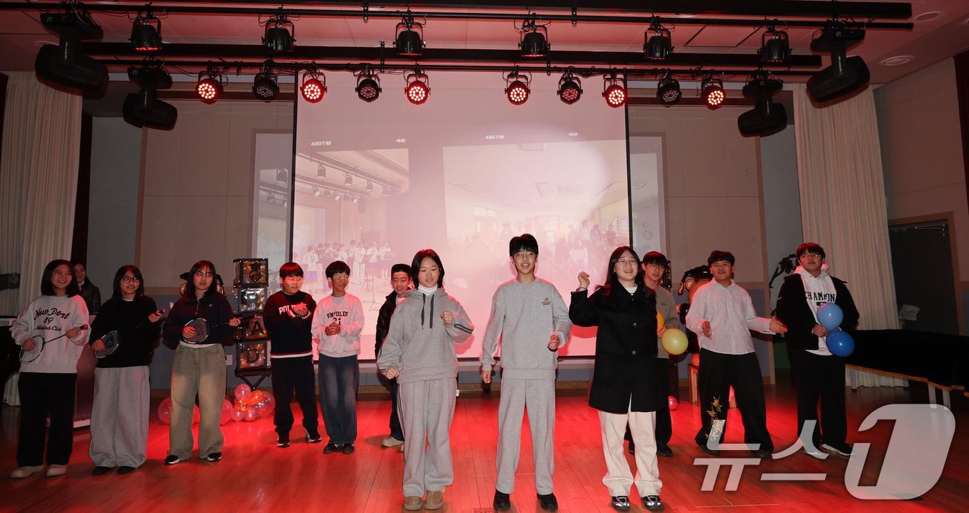 7일 오전 광주 동구 광주중앙초등학교 제81회 졸업생 12명이 학부모와 선생님들을 위한 졸업 기념 무대에 올라 공연하고 있다. ⓒ News1 박지현 기자