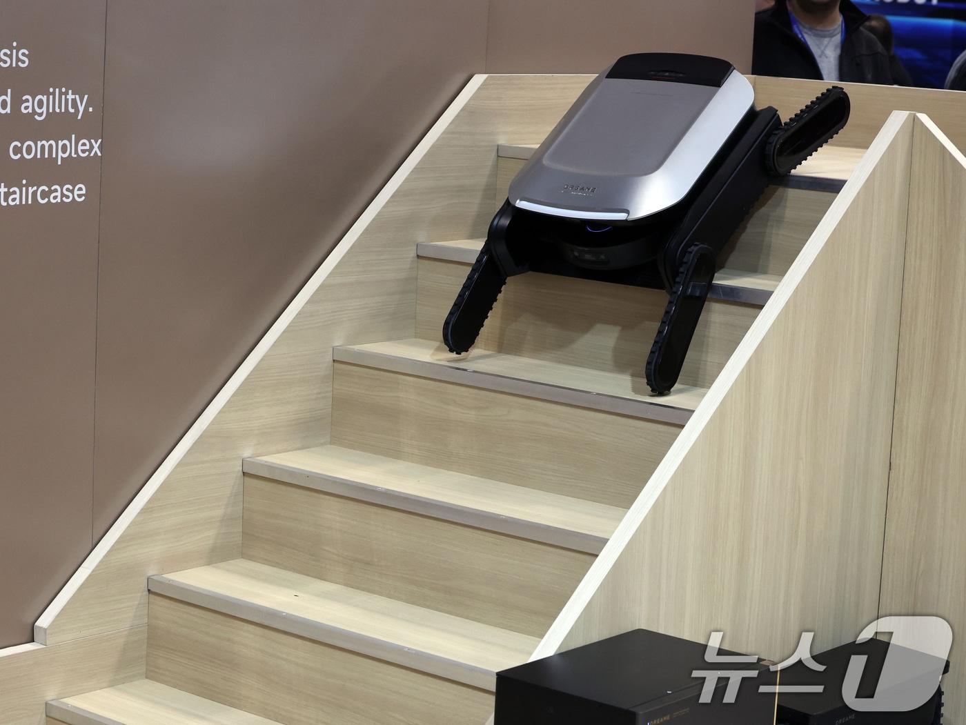 본문 이미지 - 세계 최대 IT(정보기술)·가전 전시회 'CES 2026' 개막 일인 6일(현지시간) 미국 네바다주 라스베이거스 컨벤션센터(LVCC)에서 드리미 로봇청소기가 시연을 하고 있다. 2026.1.7 ⓒ 뉴스1 황기선 기자