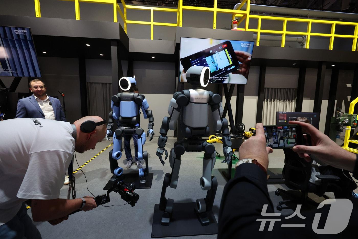 세계 최대 IT(정보기술)·가전 전시회 'CES 2026' 개막 일인 6일(현지시간) 미국 네바다주 라스베이거스 컨벤션센터(LVCC)에서 현대자동차그룹 부스를 찾은 관람객들이 '아틀라스'를 살펴보고 있다. 2026.1.7/뉴스1 ⓒ News1 황기선 기자