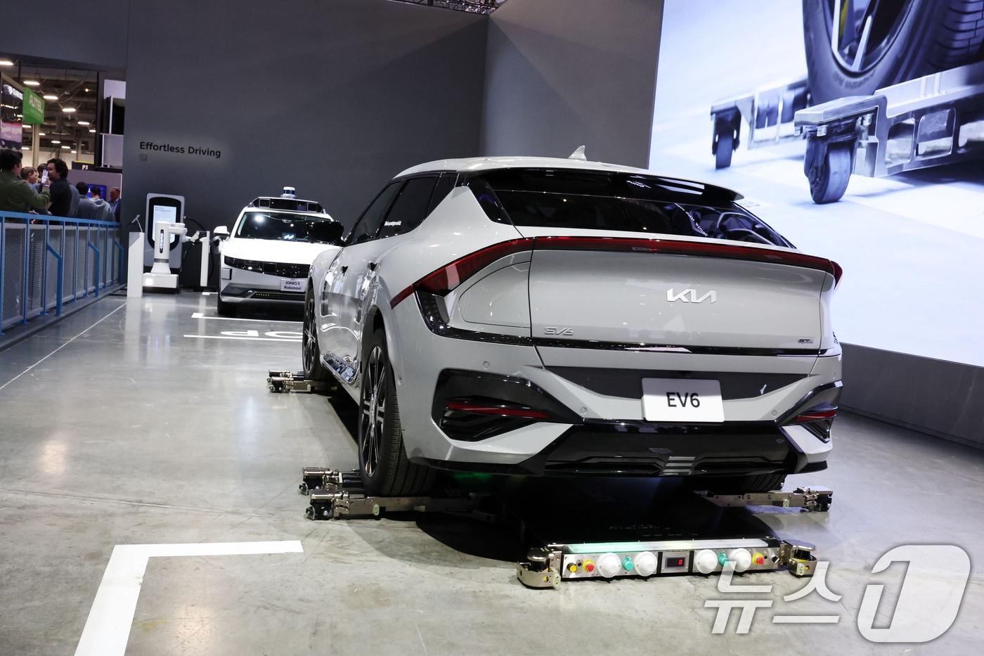 본문 이미지 - 6일(현지시간) 미국 네바다주 라스베이거스 컨벤션센터(LVCC)에서 현대자동차그룹 부스를 찾은 관람객들이 주차로봇 'M-모션'를 살펴보고 있다. (자료사진) ⓒ 뉴스1 황기선 기자