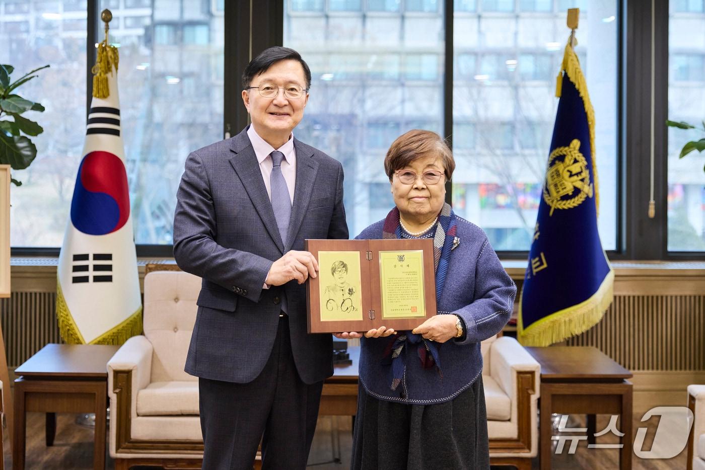 이혜성 한국상담대학원대학교 명예총장이 모교인 서울대에 자신의 이름을 딴 장학금 1억 원을 기부했다. 유홍림 서울대 총장은 6일 관악캠퍼스 행정관에서 이 명예총장에게 감사패를 증정했다.(서울대 제공)