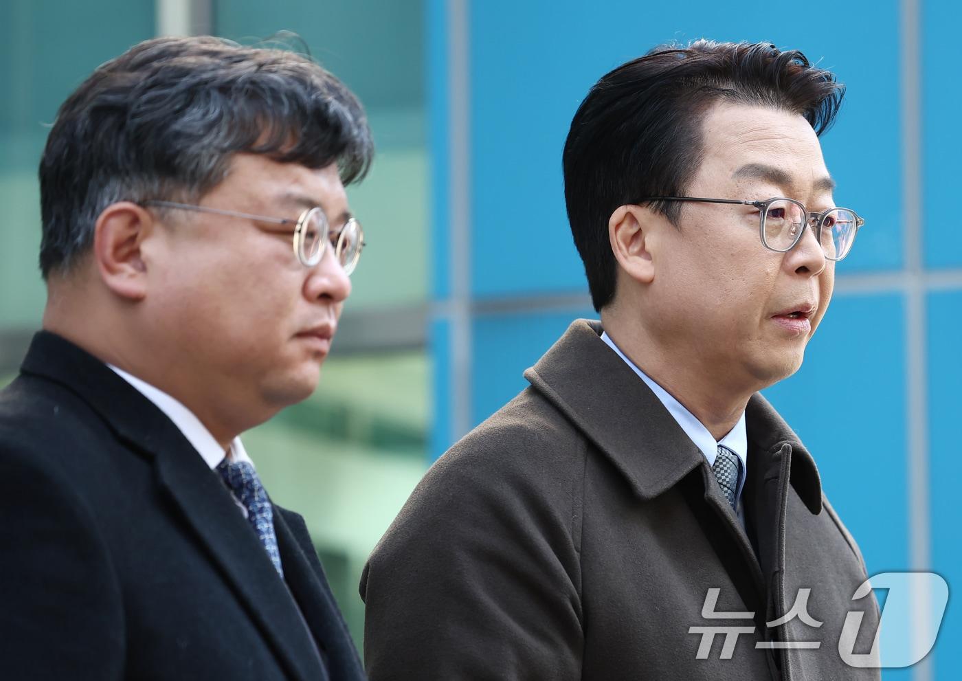 본문 이미지 - 국민의힘 법률자문위원회 곽규택 위원장(오른쪽)과 김기윤 부위원장이 지난 7일 서울 종로구 서울경찰청 민원실에서 이재명 대통령과 김민석 국무총리, 정성호 법무부 장관, 박철우 서울중앙지검장에 대해 서해 피살 공무원 사건 관련 직권남용혐의로 고발장을 접수한 뒤 입장을 밝히고 있다. 2026.1.7/뉴스1 ⓒ News1 김민지 기자