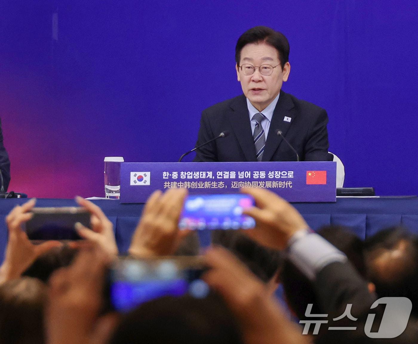 본문 이미지 - 이재명 대통령이 7일 중국 상하이 국제회의중심에서 열린 한·중 벤처스타트업 서밋에서 발언하고 있다. 2026.1.7/뉴스1 ⓒ News1 허경 기자
