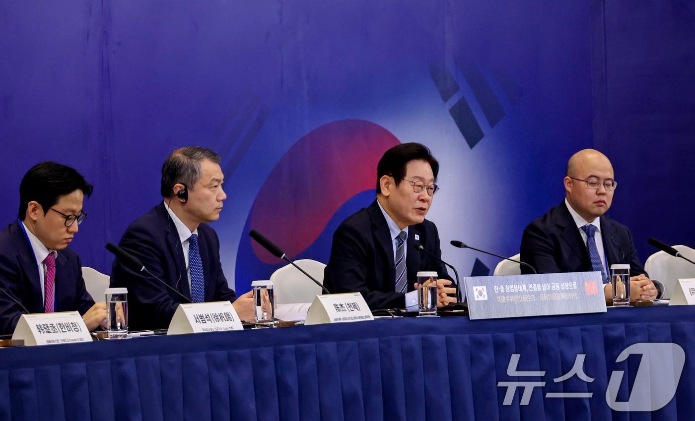 본문 이미지 - 이재명 대통령이 7일 중국 상하이 국제회의중심에서 열린 한·중 벤처스타트업 서밋에서 발언하고 있다. 2026.1.7 ⓒ 뉴스1 허경 기자