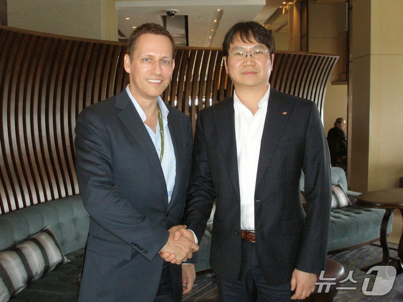 본문 이미지 - 피터 틸 팔란티어 창업자(왼쪽)와 곽동신 한미반도체 회장(한미반도체 제공)