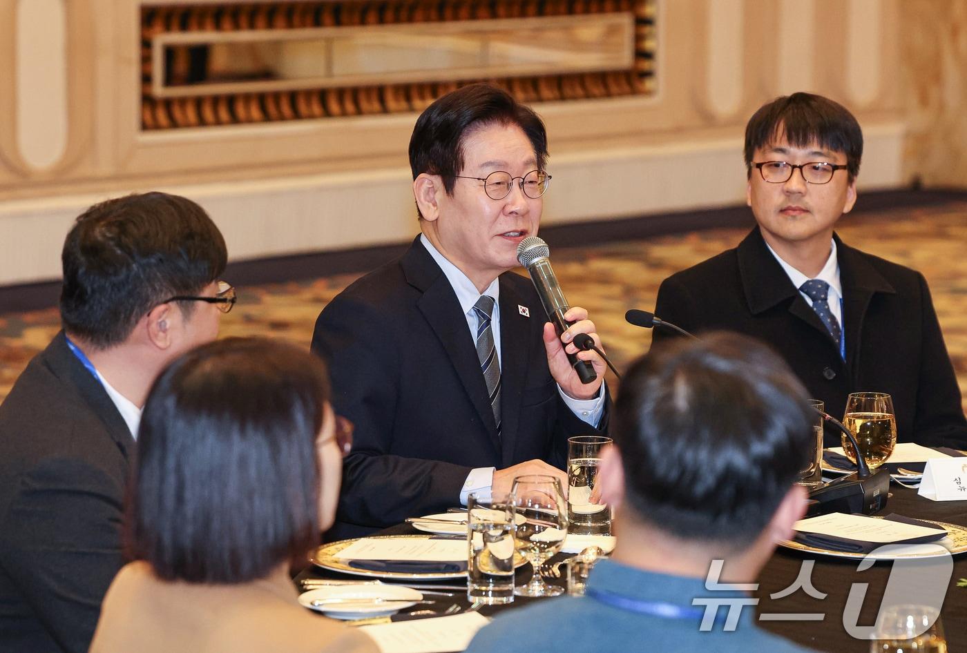 중국을 국빈방문 중인 이재명 대통령이 7일 상하이시에서 열린 순방기자단 오찬간담회에서 발언하고 있다. 2026.1.7/뉴스1 ⓒ News1 허경 기자