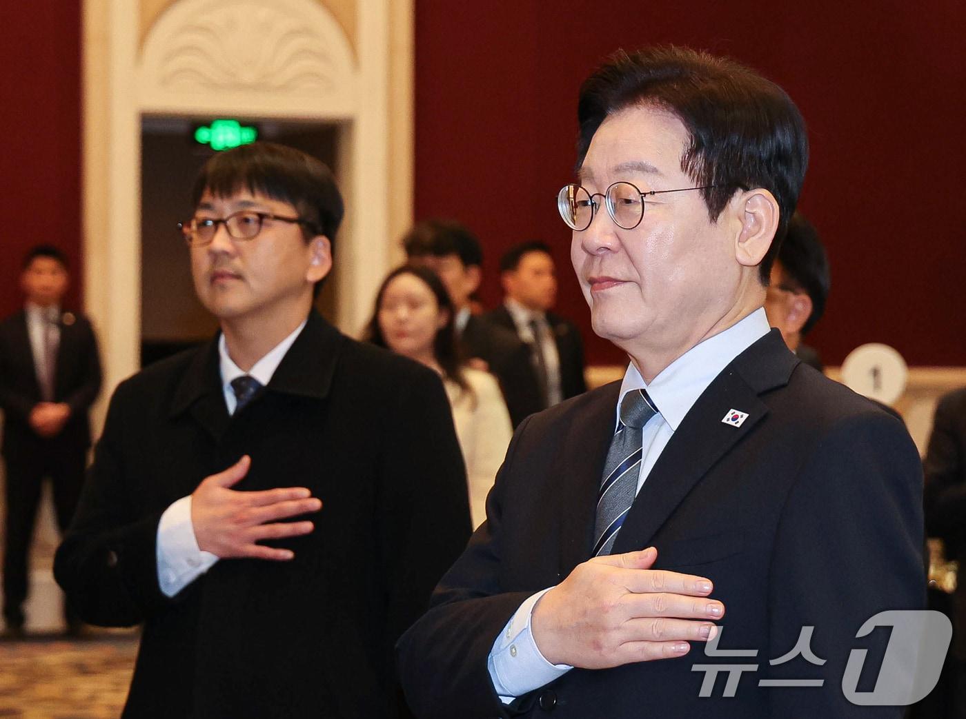 본문 이미지 - 중국을 국빈방문 중인 이재명 대통령이 7일 상하이시에서 열린 순방기자단 오찬간담회에서 국민의례를 하고 있다. 2026.1.7/뉴스1 ⓒ News1 허경 기자