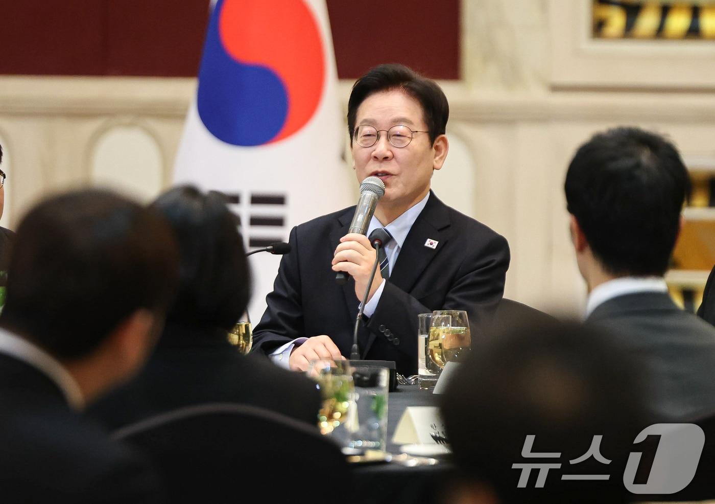 본문 이미지 - 이재명 대통령이 중국 국빈방문 중이던 지난 7일 상하이시에서 열린 순방기자단 오찬간담회에서 발언하고 있다. 2026.1.7/뉴스1 ⓒ News1 허경 기자