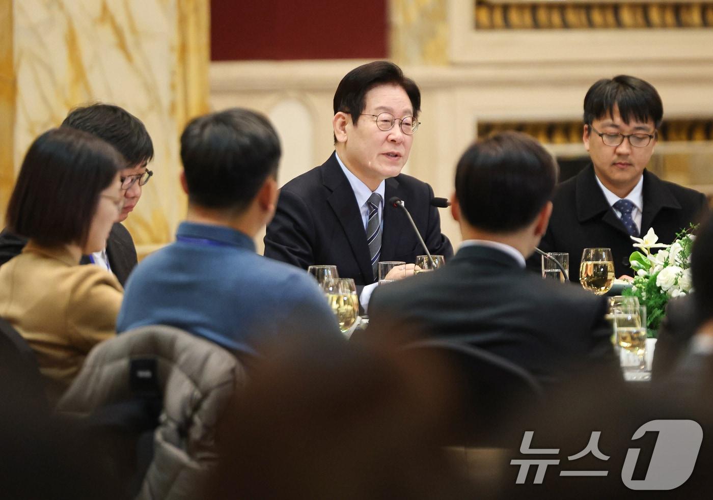 중국을 국빈방문 중인 이재명 대통령이 7일 상하이시에서 열린 순방기자단 오찬간담회에서 취재진 질문에 답변하고 있다. 2026.1.7/뉴스1 ⓒ News1 허경 기자