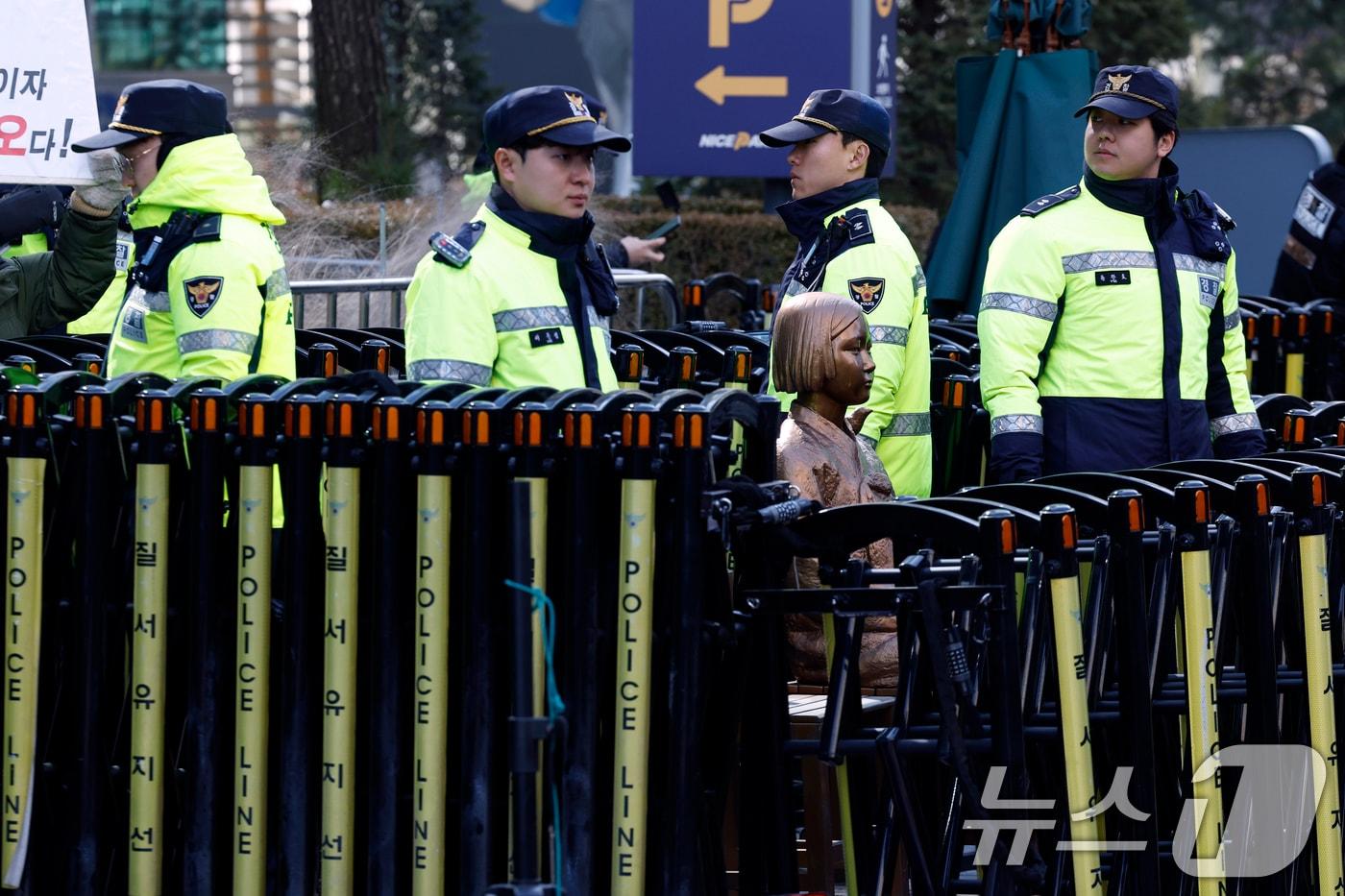 본문 이미지 - 7일 낮 서울 종로구 중학동 옛 일본대사관 앞 평화의 소녀상 주위에서 경찰이 소녀상을 지키고 있다. 2026.1.7/뉴스1 ⓒ News1 박정호 기자