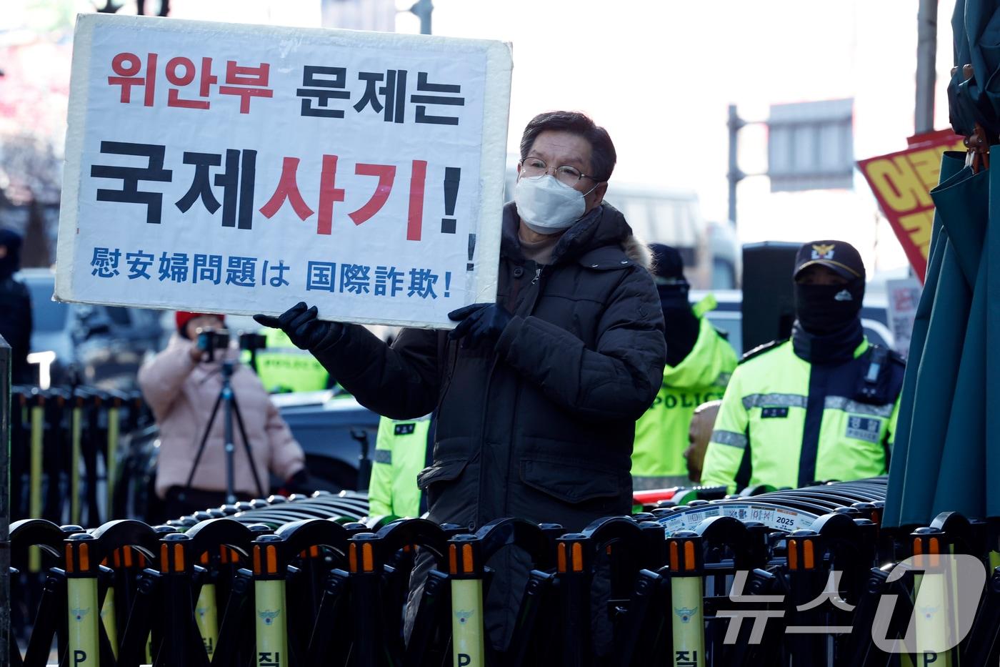 본문 이미지 - 전국을 돌며 일본군 '위안부' 피해자를 상징하는 '평화의 소녀상'을 대상으로 철거 시위를 벌인 극우단체 위안부법폐지국민행동의 김병헌 대표가 지난달 7일 낮 서울 종로구 중학동 옛 일본대사관 앞 평화의 소녀상 옆에서 철거 시위를 이어가고 있다. 2026.1.7 ⓒ 뉴스1 박정호 기자