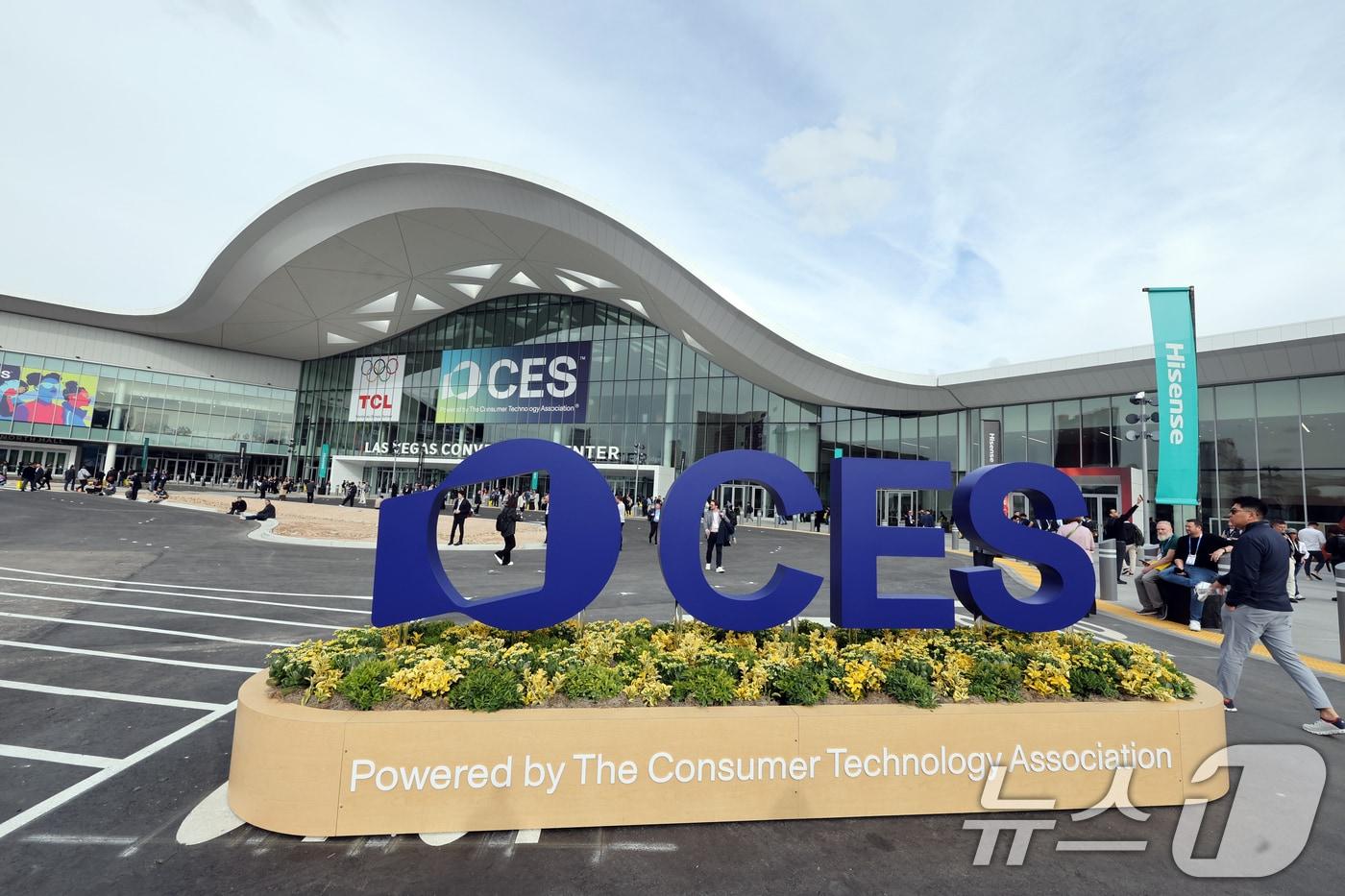 본문 이미지 - 세계 최대 IT(정보기술)·가전 전시회 'CES 2026' 개막 일인 6일(현지시간) 미국 네바다주 라스베이거스 컨벤션센터(LVCC)에서 관람객들이 이동하고 있다. 2026.1.7/뉴스1 ⓒ News1 황기선 기자