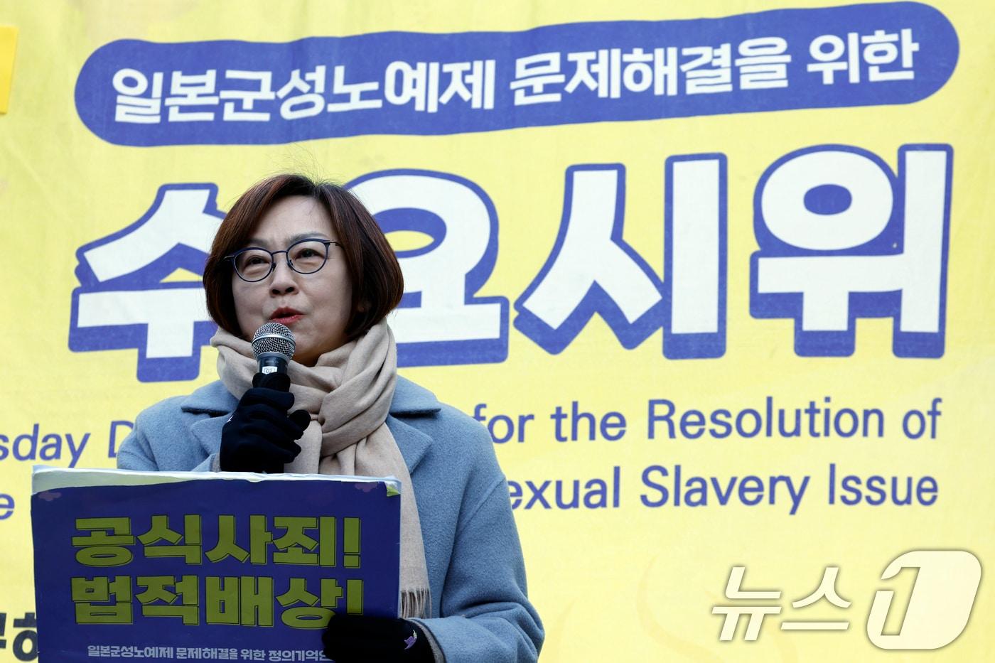 본문 이미지 - 이나영 정의기억연대 이사장이 7일 낮 서울 종로구 중학동 옛 일본대사관 앞에서 열린 1734차 일본군 성노예제 문제해결을 위한 수요시위에서 발언을 하고 있다. 2026.1.7 ⓒ 뉴스1 박정호 기자