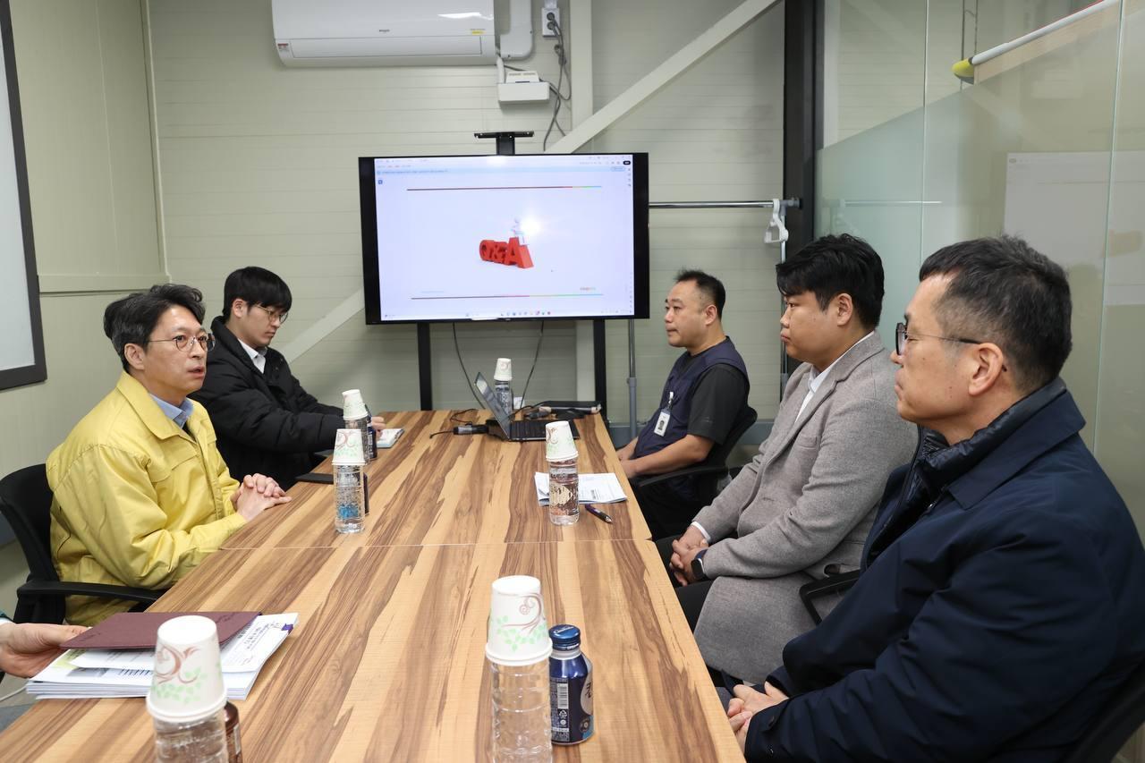 본문 이미지 - 홍지선 국토교통부 제2차관(왼쪽)이 7일 경기 광주 곤지암 쿠팡 물류센터를 찾아 관계자들과 이야기를 나누고 있다(국토교통부 제공).뉴스1 ⓒ News1