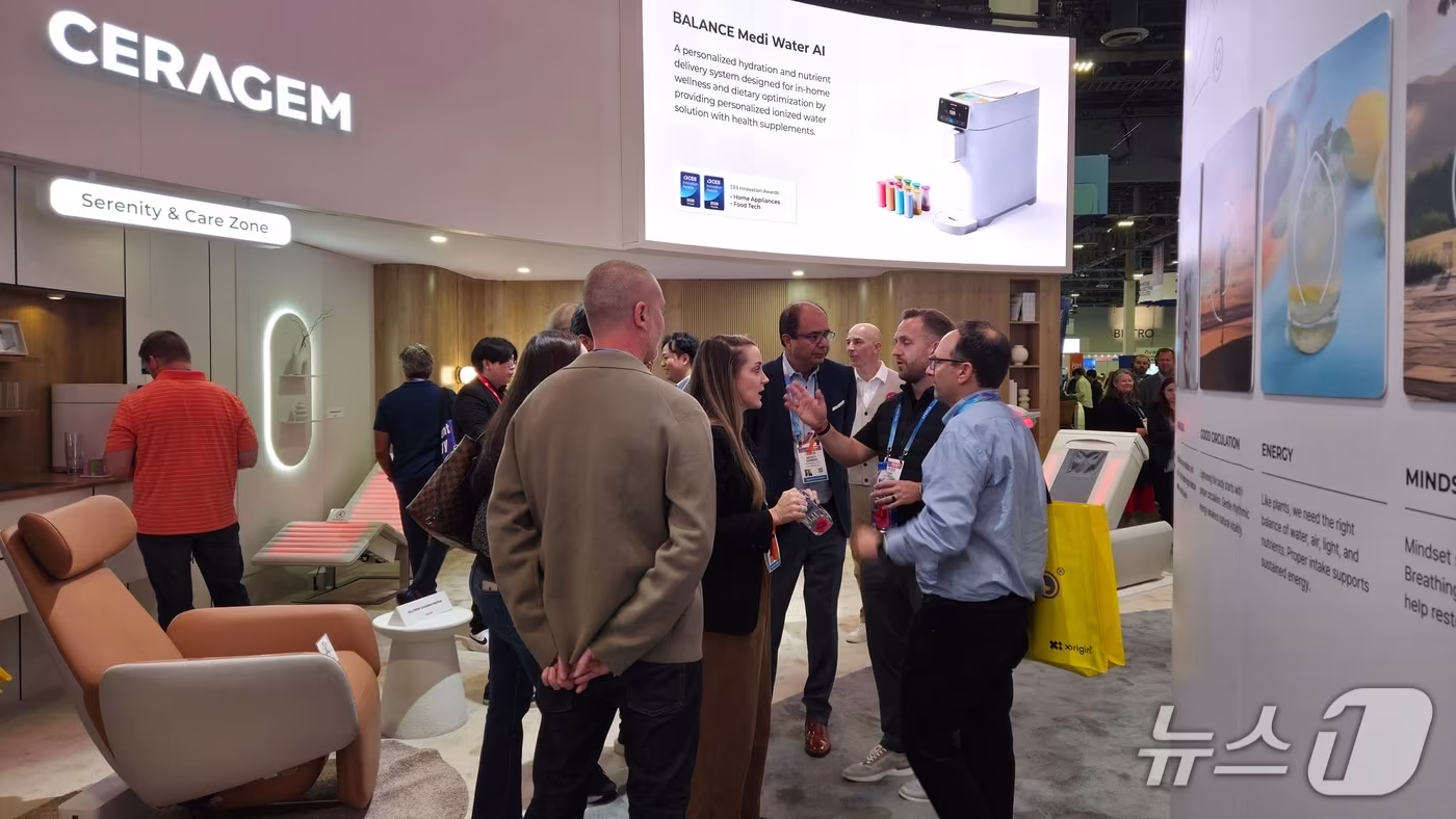 6일(현지시간) 미국 라스베이거스에서 열린 CES 2026 세라젬 부스에 외국인들이 관람하고 있다. 2026.1.6 ⓒ뉴스1 이정후 기자