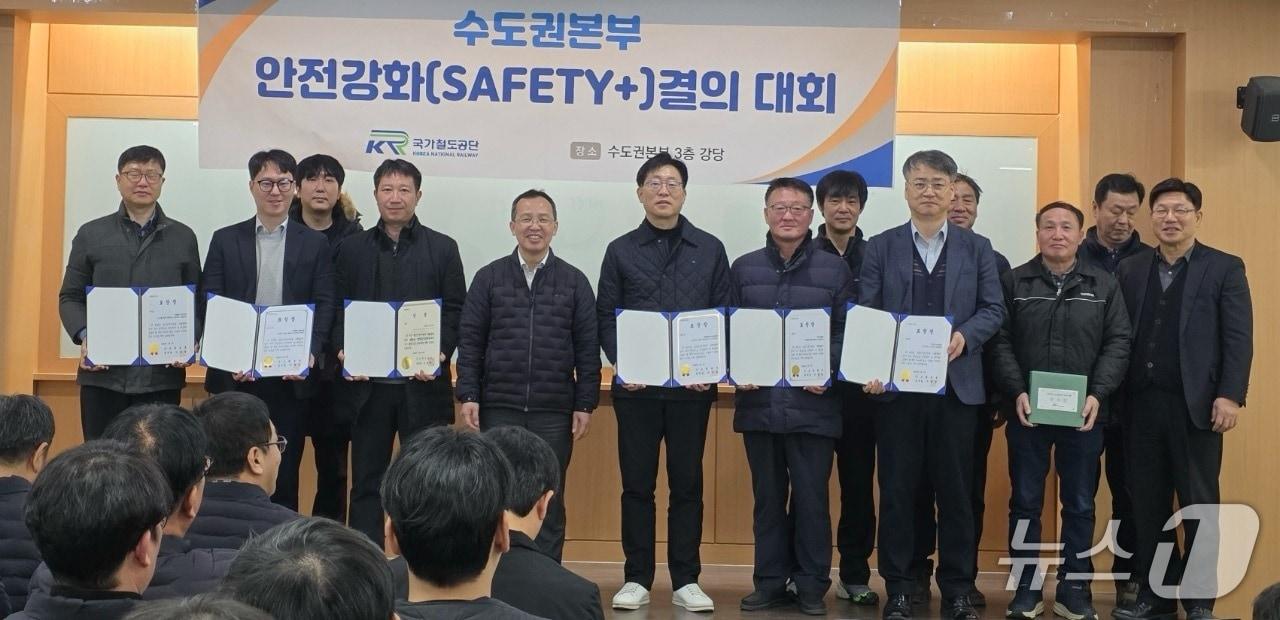 본문 이미지 - 이명석 국가철도공단 수도권본부장(가운데)과 협력사 관계자들이 우수현장 시상식 후 기념촬영을 하고 있다.(국가철도공단 제공.재판매 및 DB금지)/뉴스1