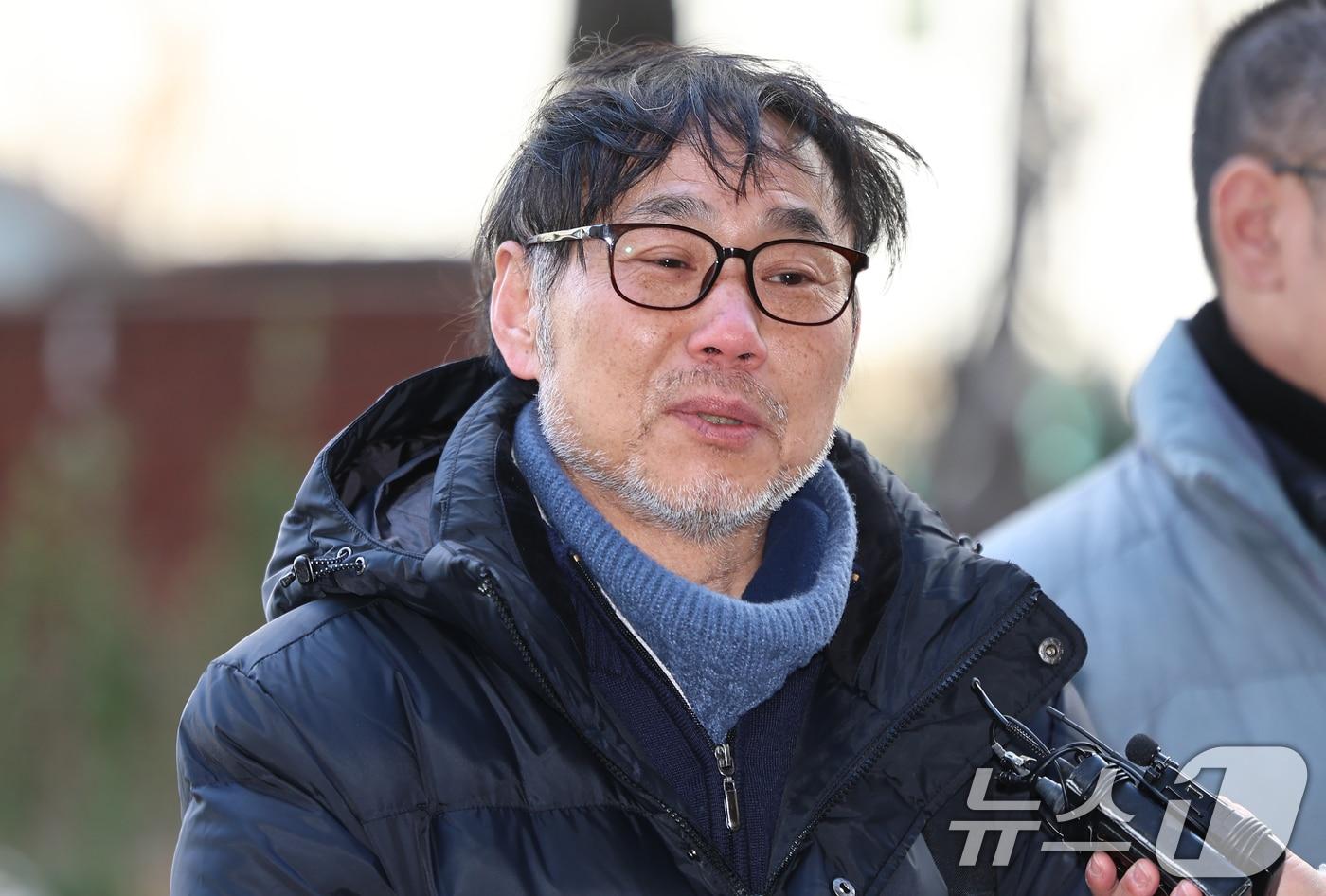 각종 비위 의혹을 받는 김병기 더불민주당 의원을 고발한 김순환 서민민생대책위원회 사무총장이 7일 서울 마포구 서울경찰청 광역수사단에 고발인 조사를 위해 도착해 취재진 질문에 답하고 있다. 2026.1.7/뉴스1 ⓒ News1 김도우 기자