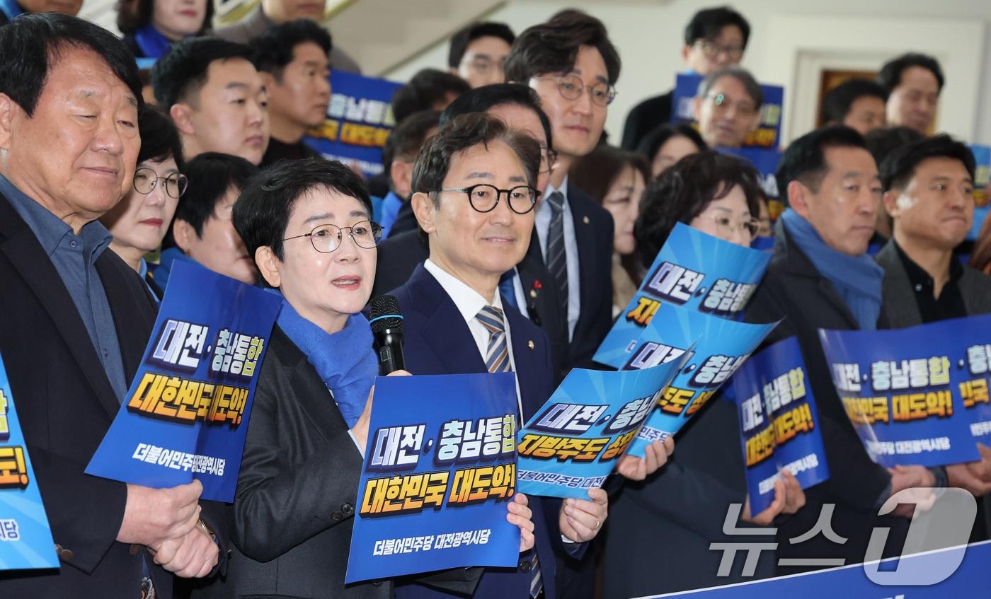 본문 이미지 - 더불어민주당 대전시당이 7일 대전시의회에서 대전·충남 통합 및 충청발전특별위원회 발족 기자회견을 하고 있다. 2026.1.7/뉴스1 ⓒ News1 김기태 기자