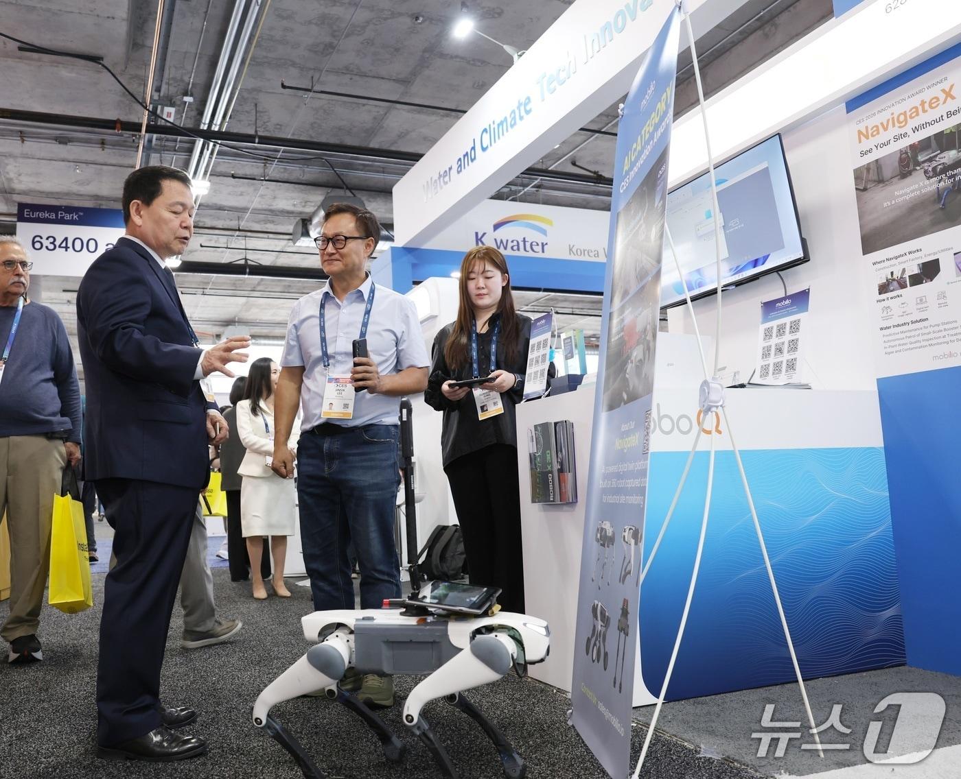 본문 이미지 - 윤석대 한국수자원공사 사장(왼쪽)이 K-water관 홍보 부스에 전시된 AI 기반 자율주행 로봇을 살펴보고 있다. (한국수자원공사 제공.재판매 및 DB금지)/뉴스1